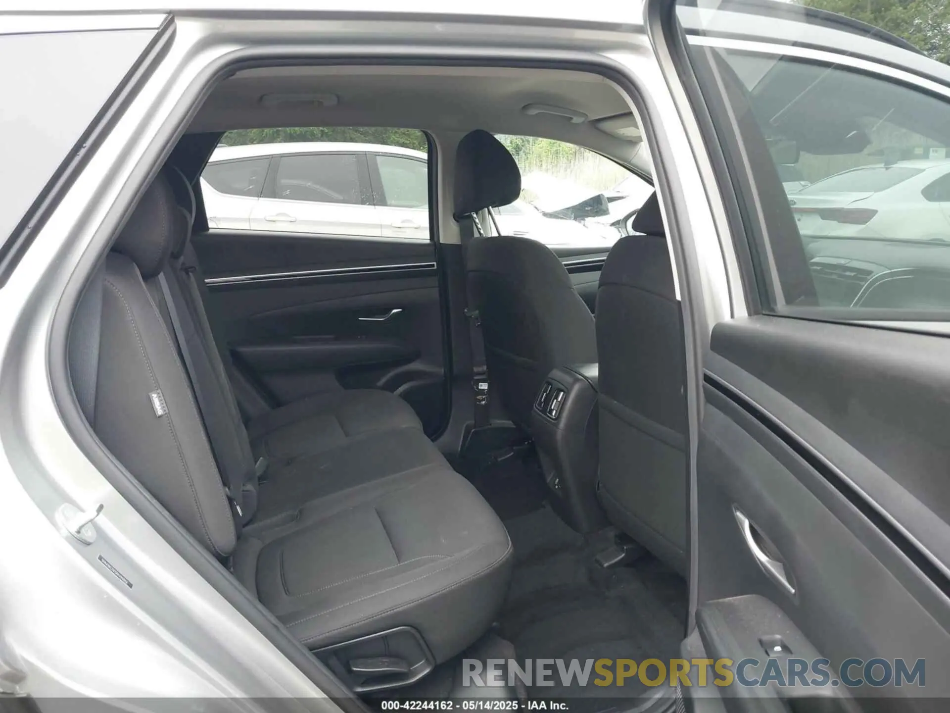 8 Photograph of a damaged car 5NMJBCDE5RH299858 HYUNDAI TUCSON 2024