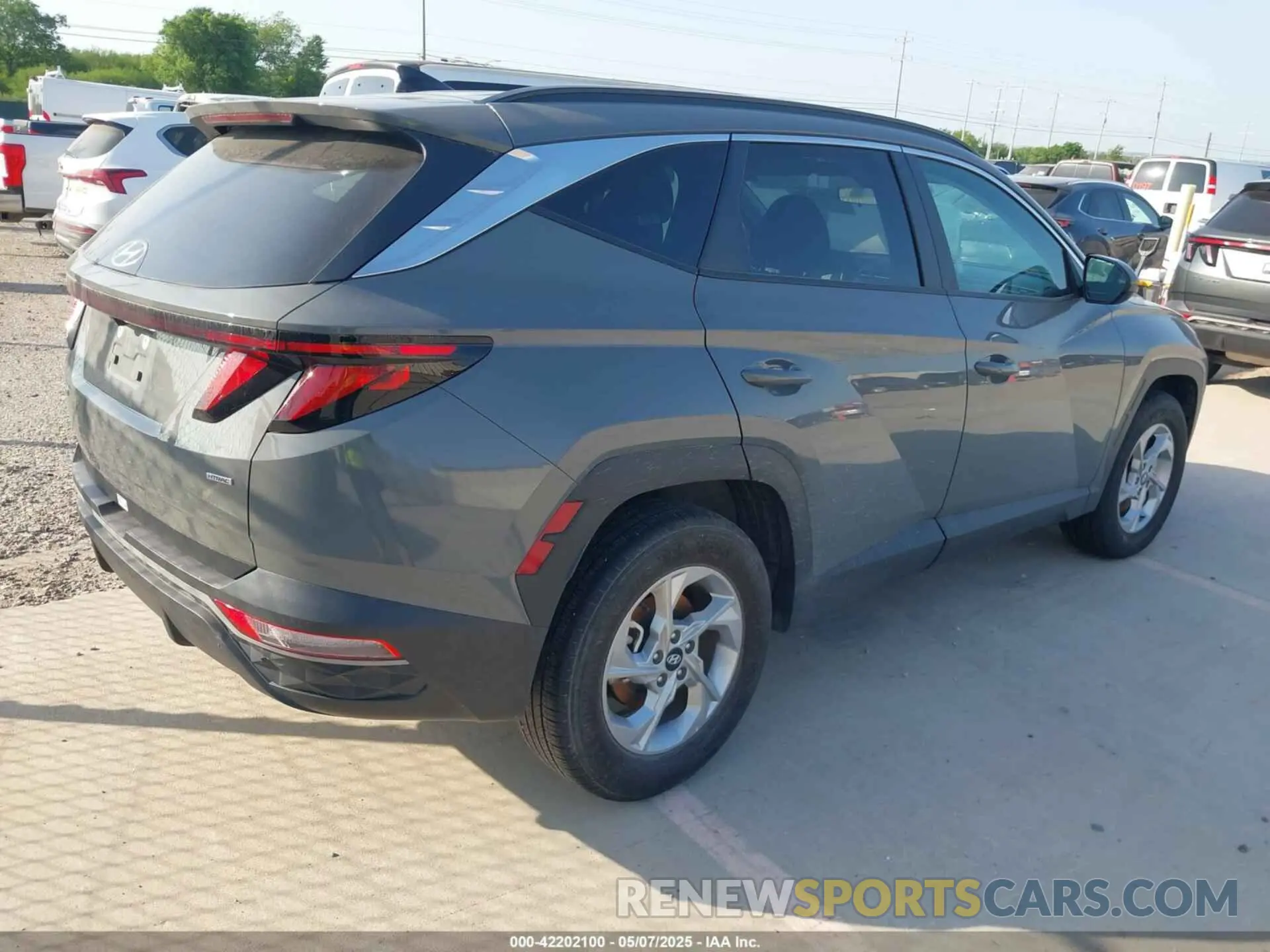 4 Photograph of a damaged car 5NMJBCDE6RH327893 HYUNDAI TUCSON 2024