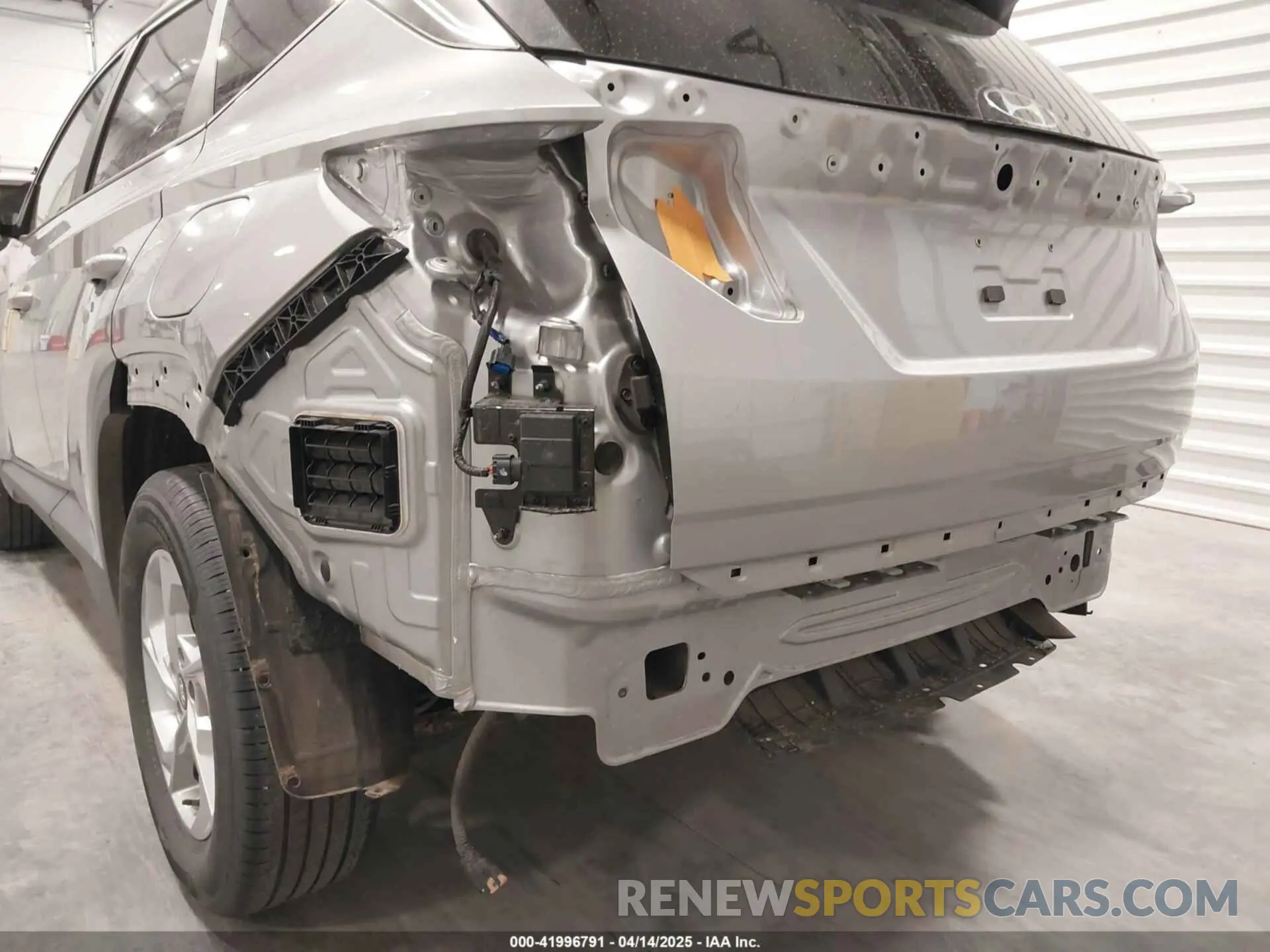 18 Photograph of a damaged car 5NMJBCDE6RH345875 HYUNDAI TUCSON 2024