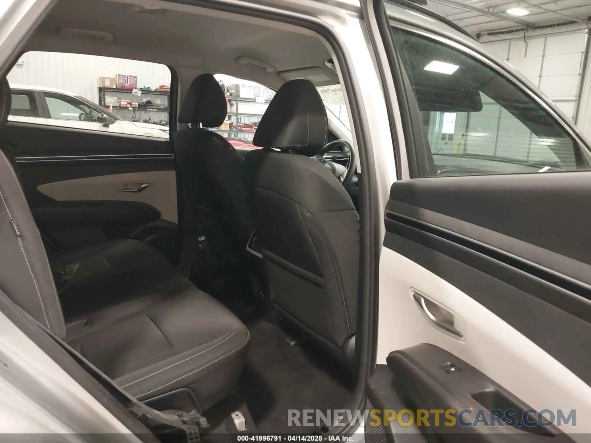 8 Photograph of a damaged car 5NMJBCDE6RH345875 HYUNDAI TUCSON 2024