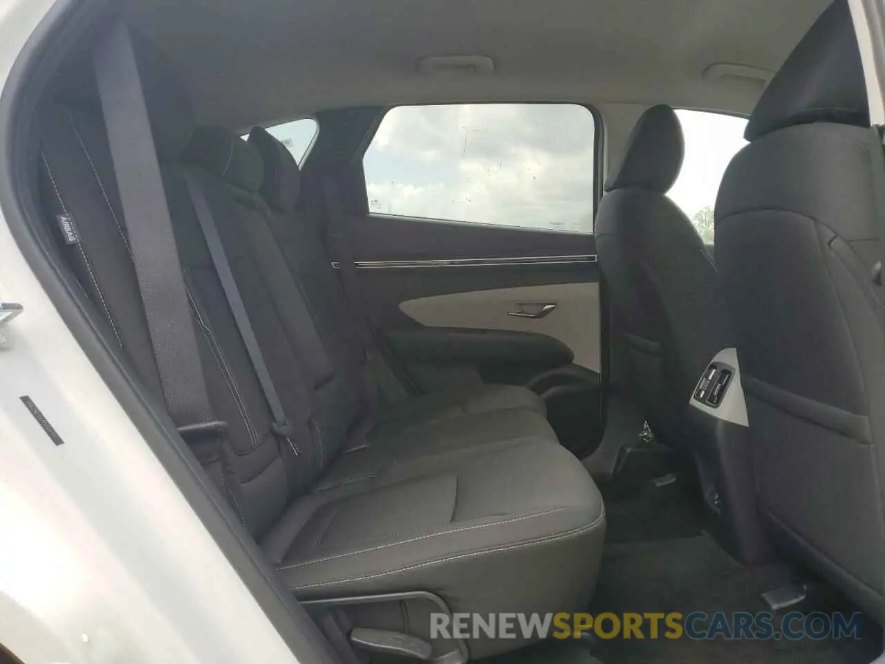 11 Photograph of a damaged car 5NMJBCDE7RH305739 HYUNDAI TUCSON 2024