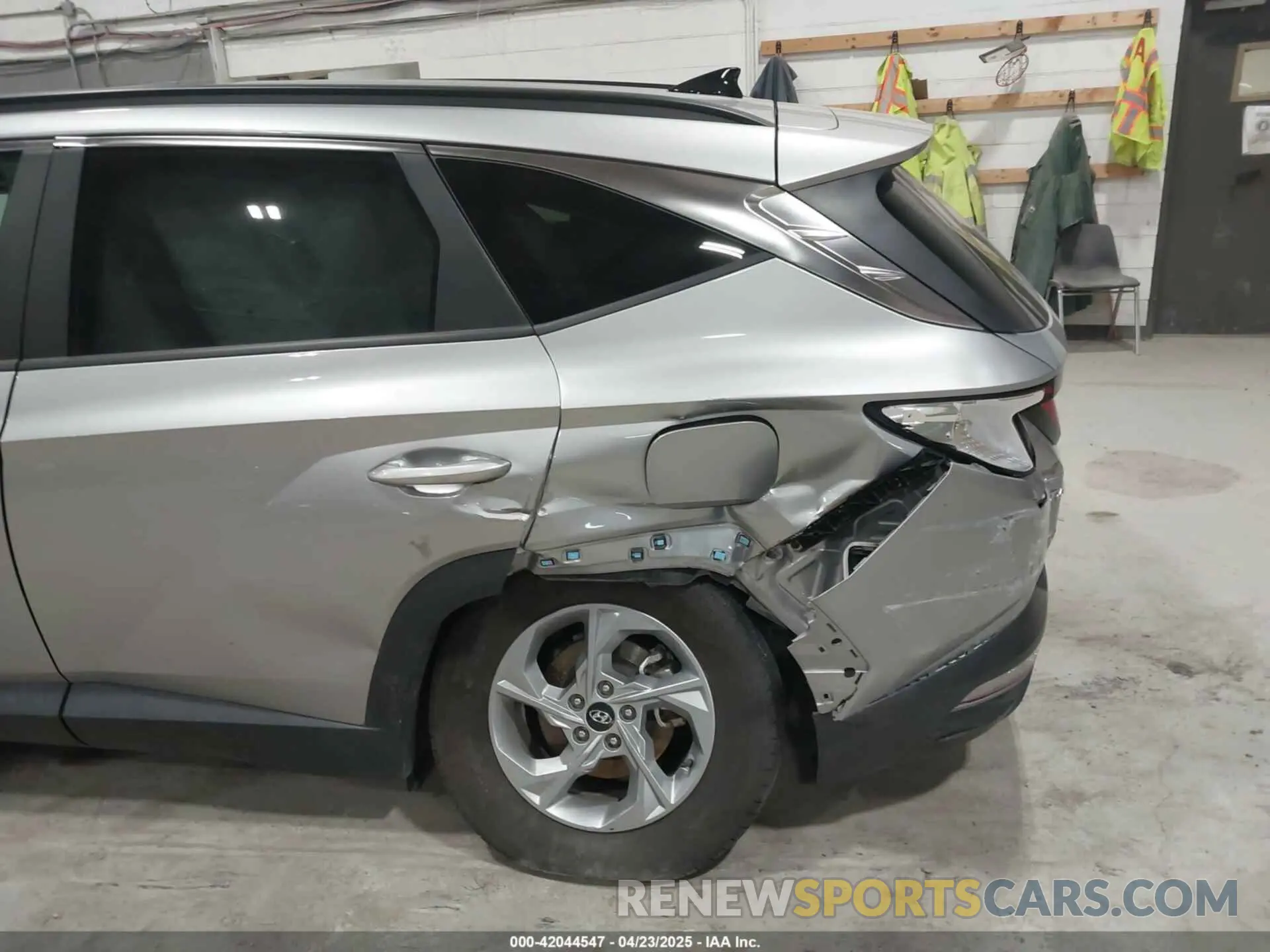 17 Photograph of a damaged car 5NMJBCDE7RH410930 HYUNDAI TUCSON 2024