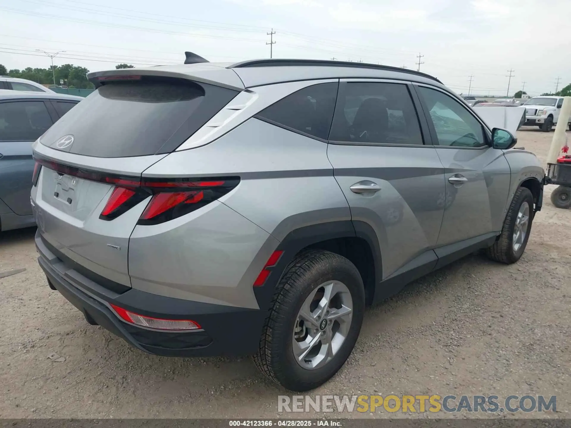 4 Photograph of a damaged car 5NMJBCDE8RH305362 HYUNDAI TUCSON 2024
