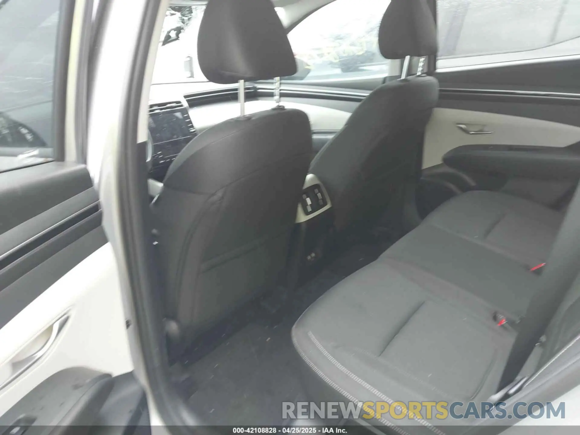 8 Photograph of a damaged car 5NMJBCDE8RH424934 HYUNDAI TUCSON 2024