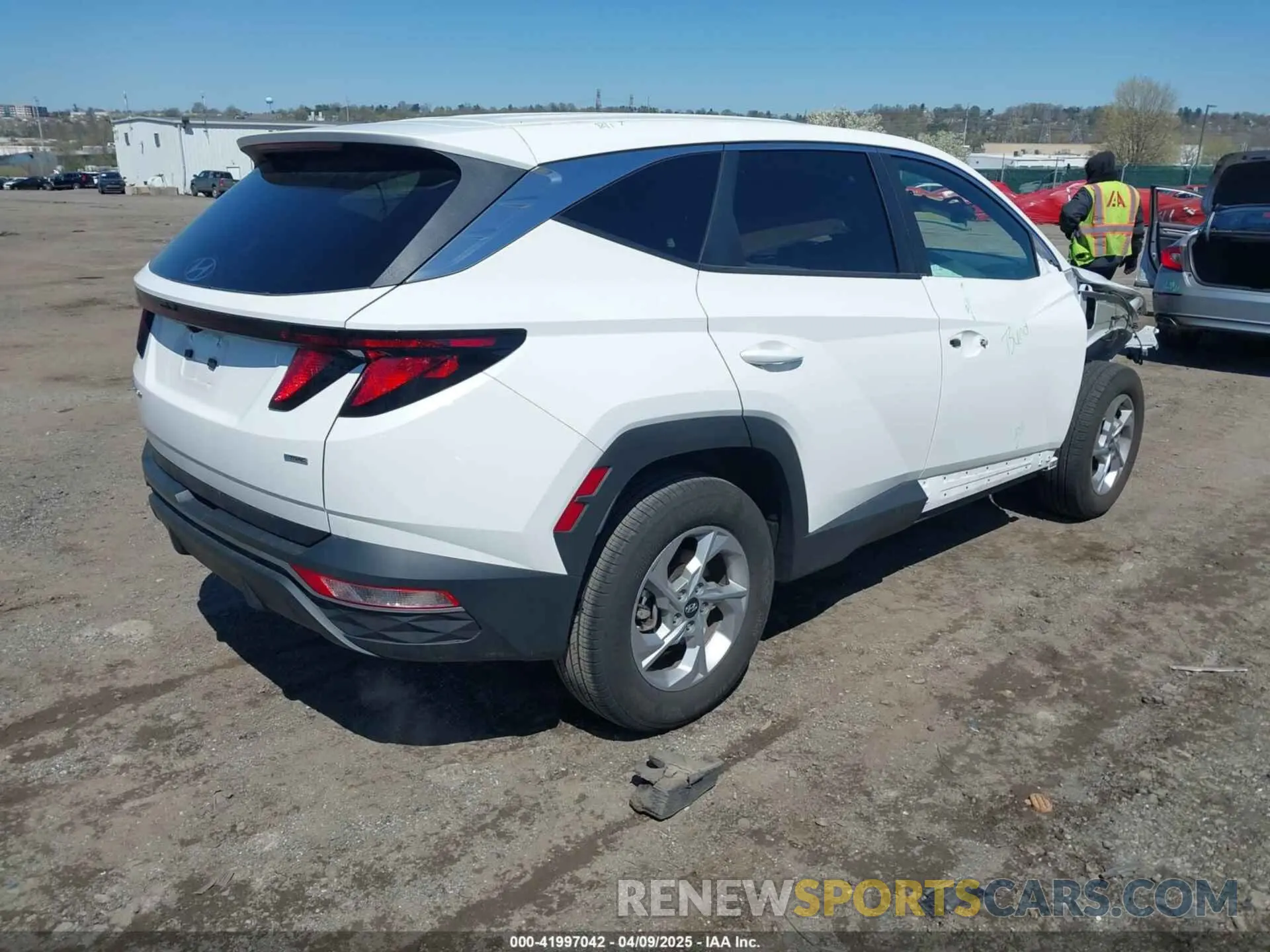 4 Photograph of a damaged car 5NMJBCDEXRH370763 HYUNDAI TUCSON 2024