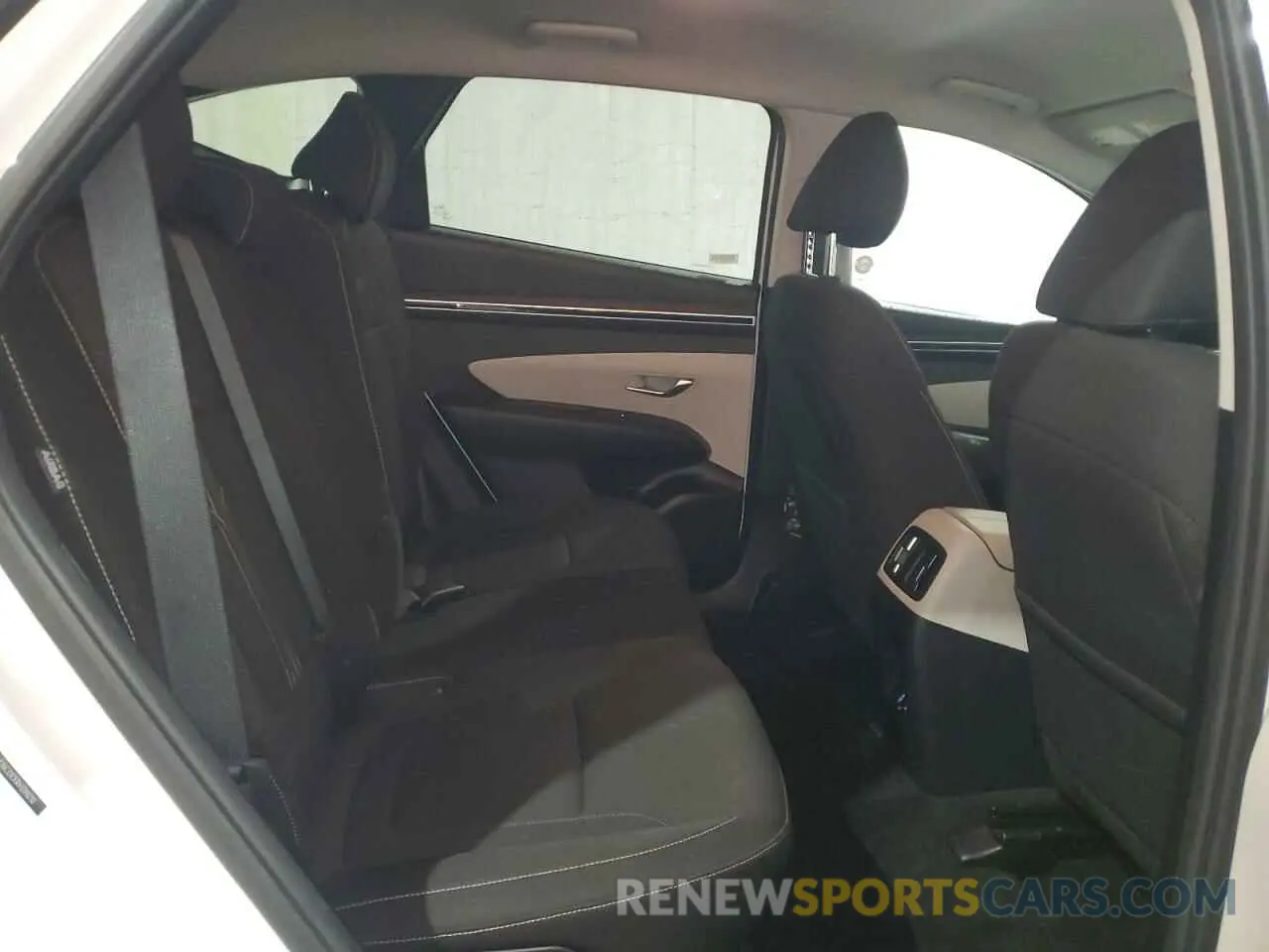 11 Photograph of a damaged car 5NMJBCDEXRH398210 HYUNDAI TUCSON 2024