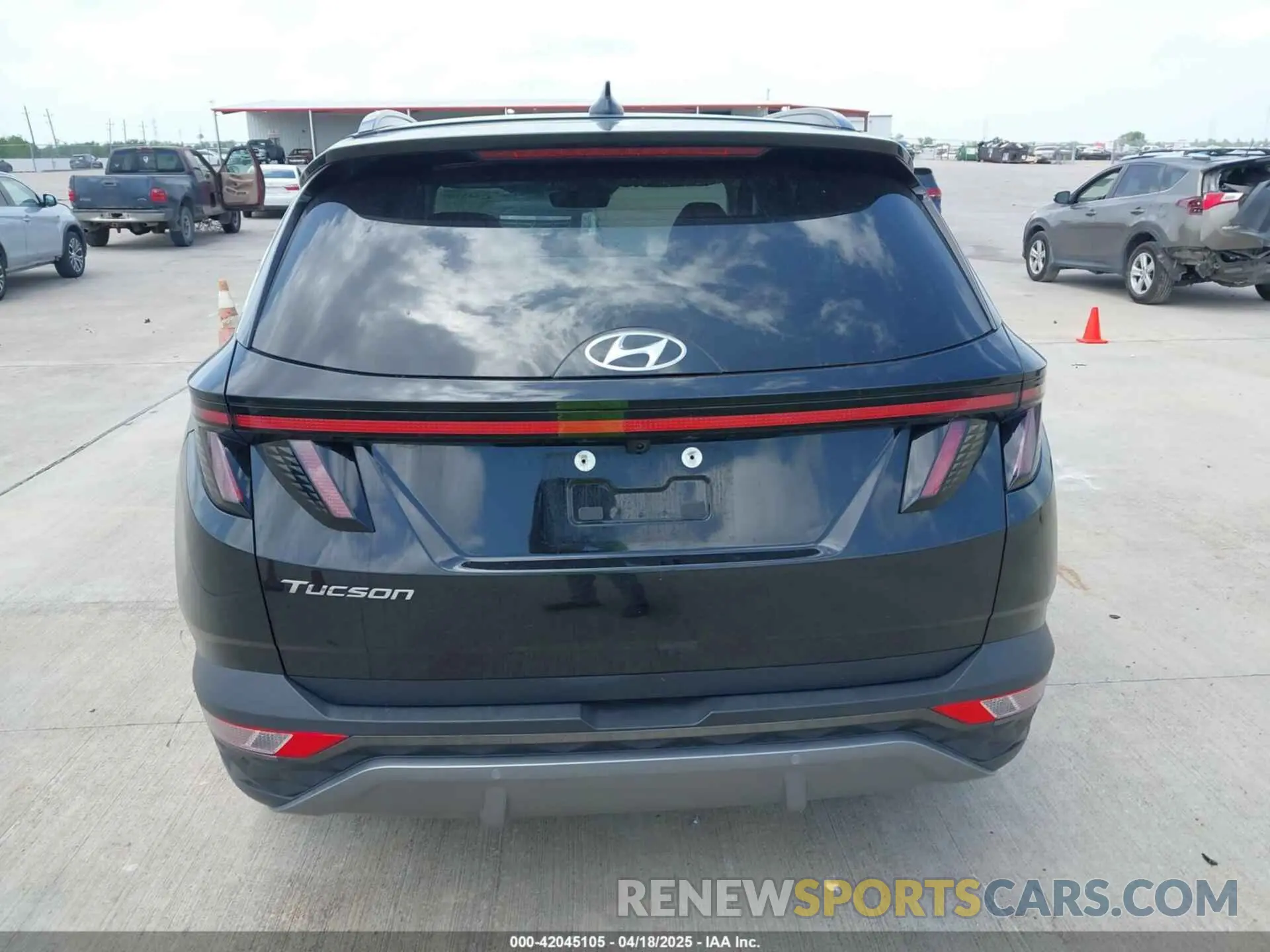 16 Photograph of a damaged car 5NMJE3DE2RH351390 HYUNDAI TUCSON 2024