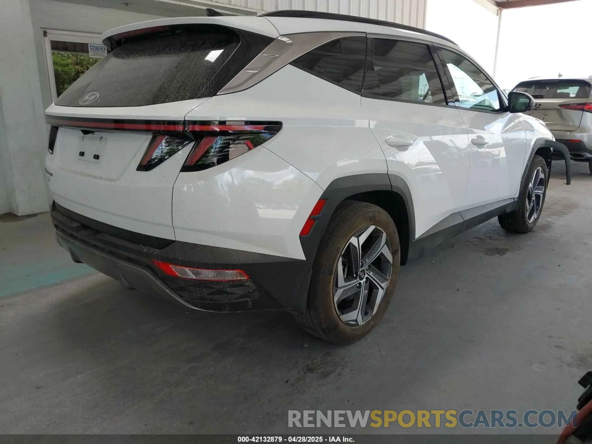4 Photograph of a damaged car 5NMJE3DE3RH398587 HYUNDAI TUCSON 2024