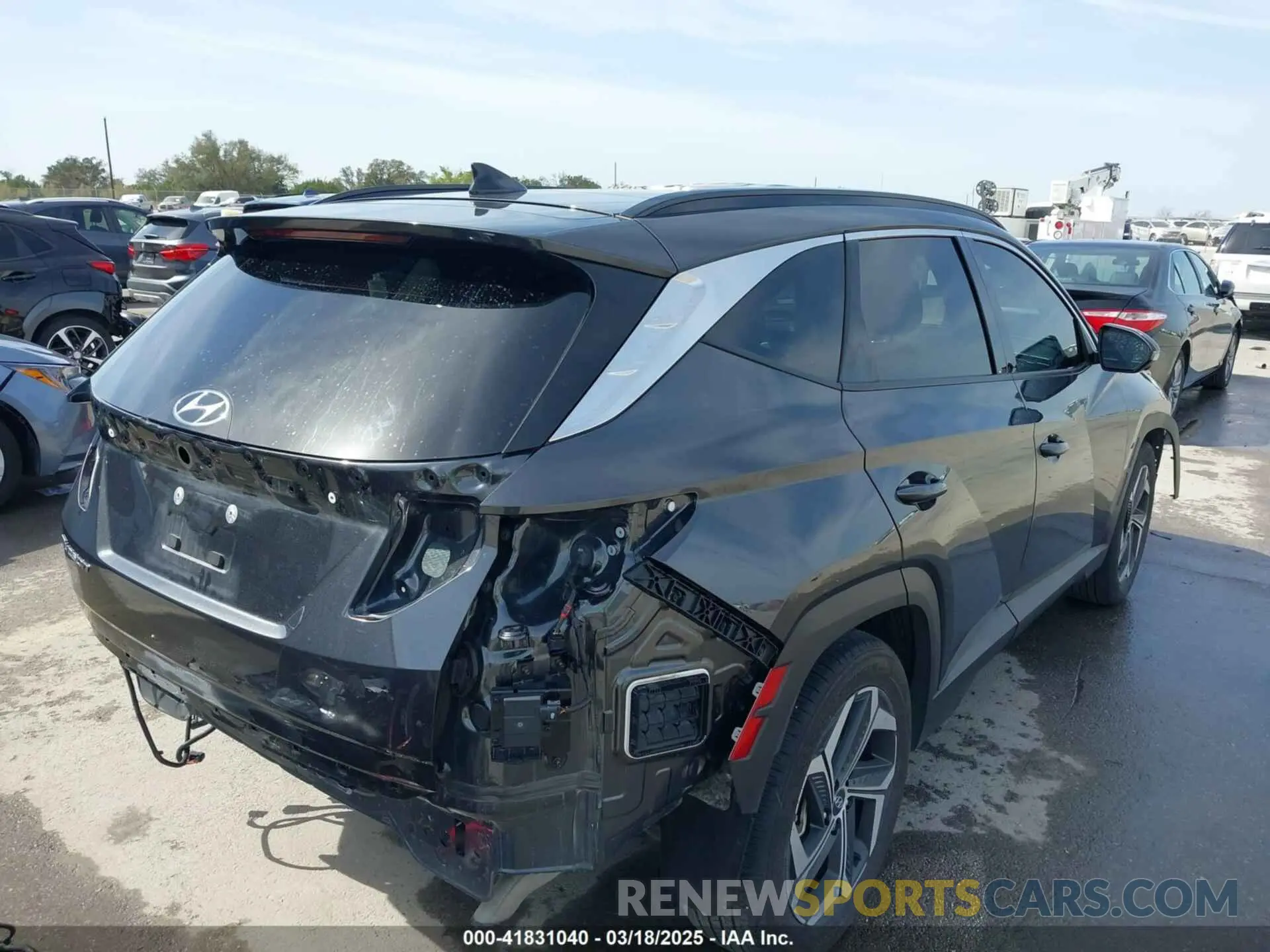 4 Photograph of a damaged car 5NMJE3DE5RH325575 HYUNDAI TUCSON 2024