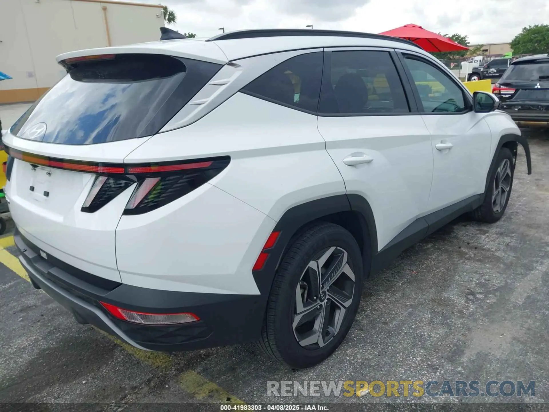 4 Photograph of a damaged car 5NMJE3DE7RH348243 HYUNDAI TUCSON 2024