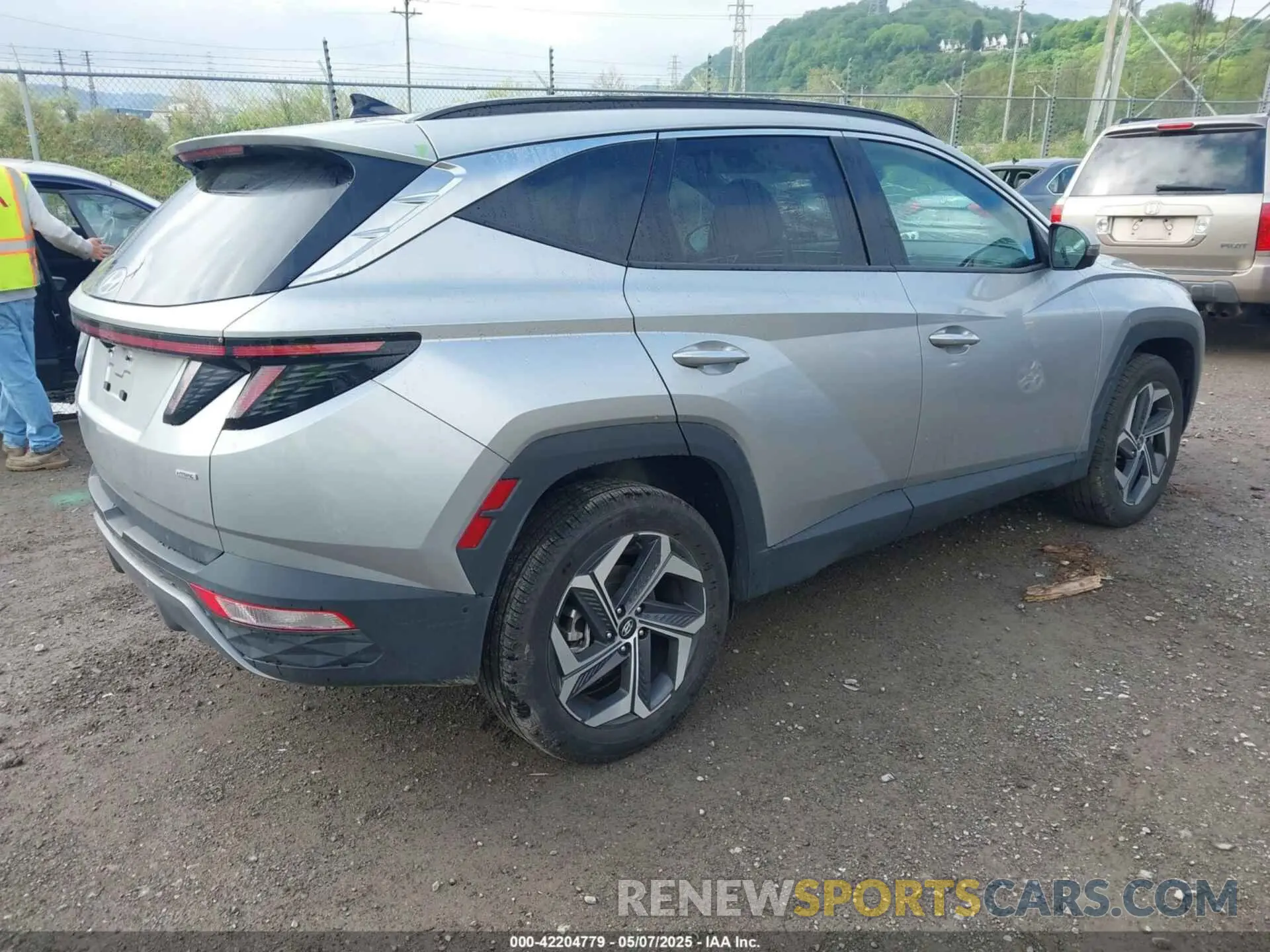 4 Photograph of a damaged car 5NMJECDE1RH363885 HYUNDAI TUCSON 2024