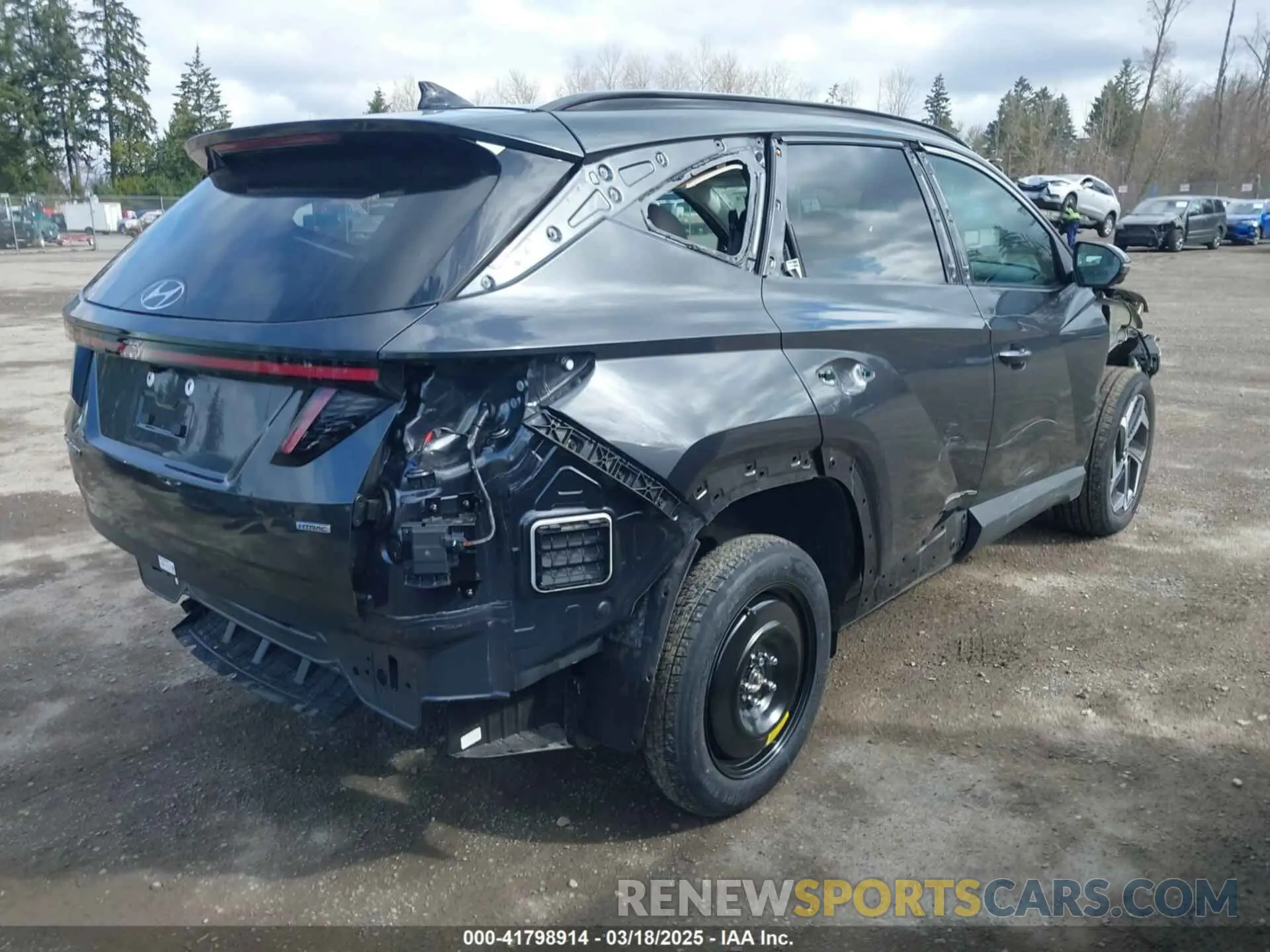 4 Photograph of a damaged car 5NMJECDE6RH356835 HYUNDAI TUCSON 2024
