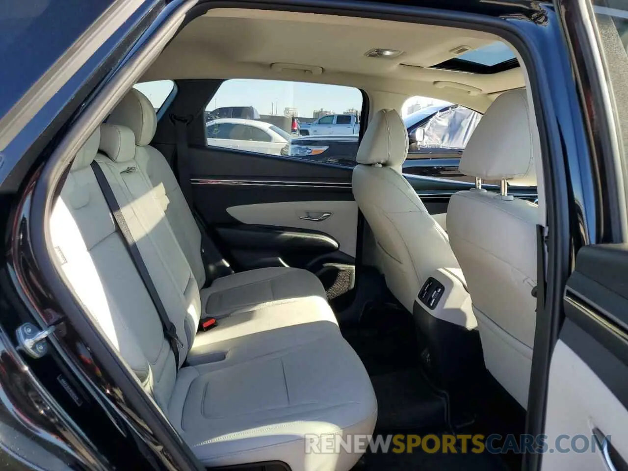 11 Photograph of a damaged car 5NMJF3DE2RH365433 HYUNDAI TUCSON 2024
