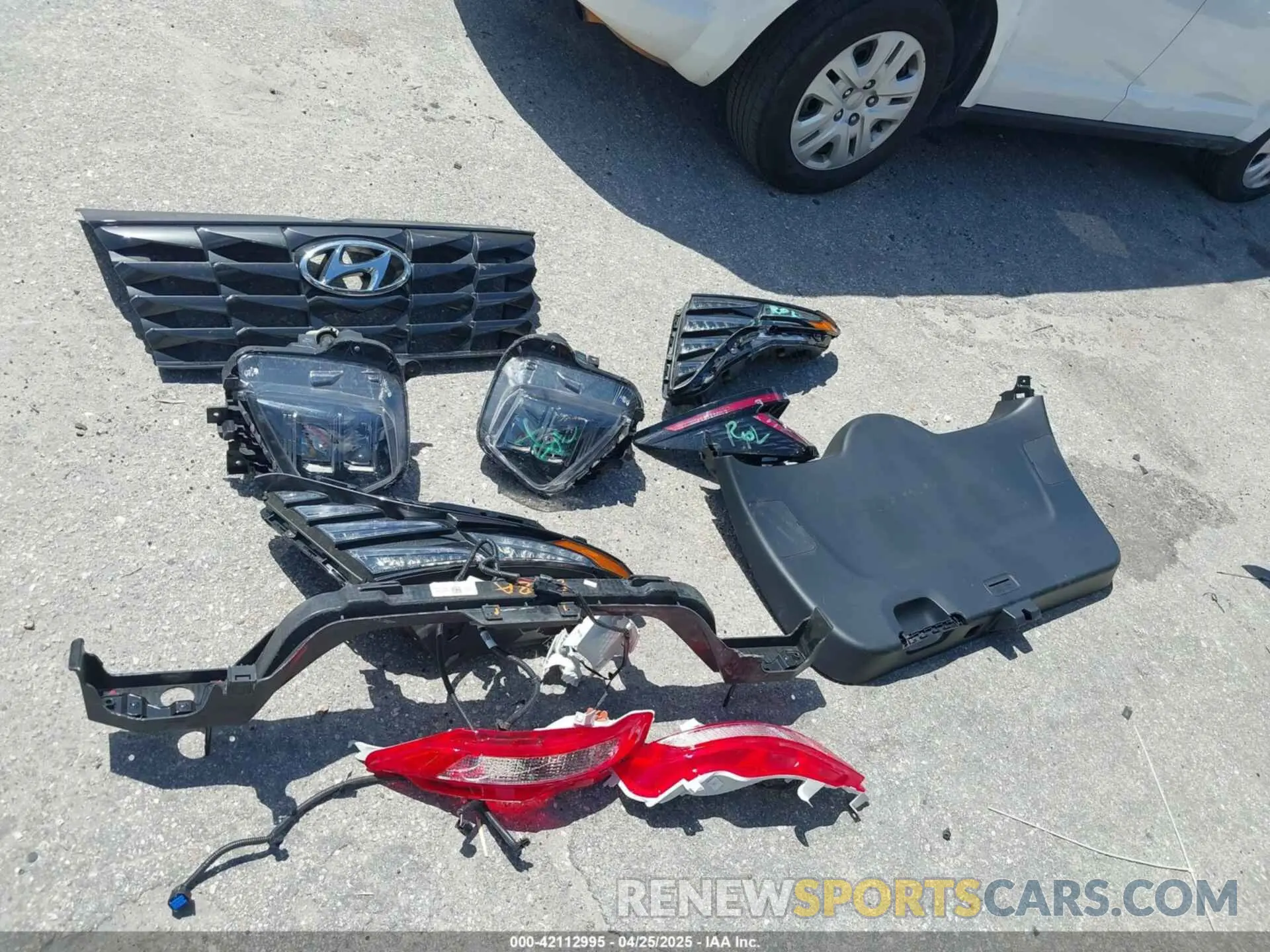 12 Photograph of a damaged car 5NMJF3DE3RH316757 HYUNDAI TUCSON 2024