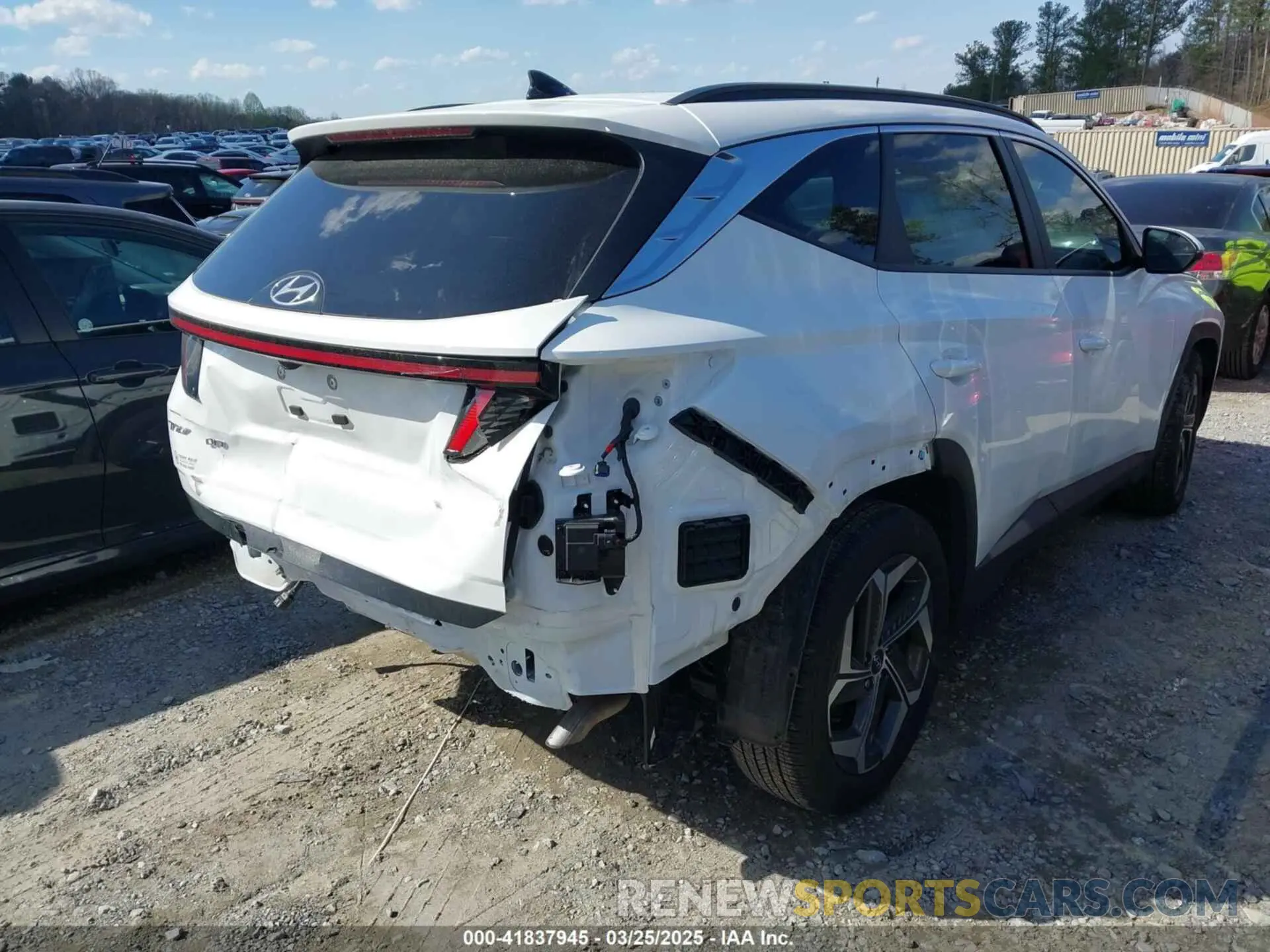 4 Photograph of a damaged car 5NMJF3DE3RH373122 HYUNDAI TUCSON 2024