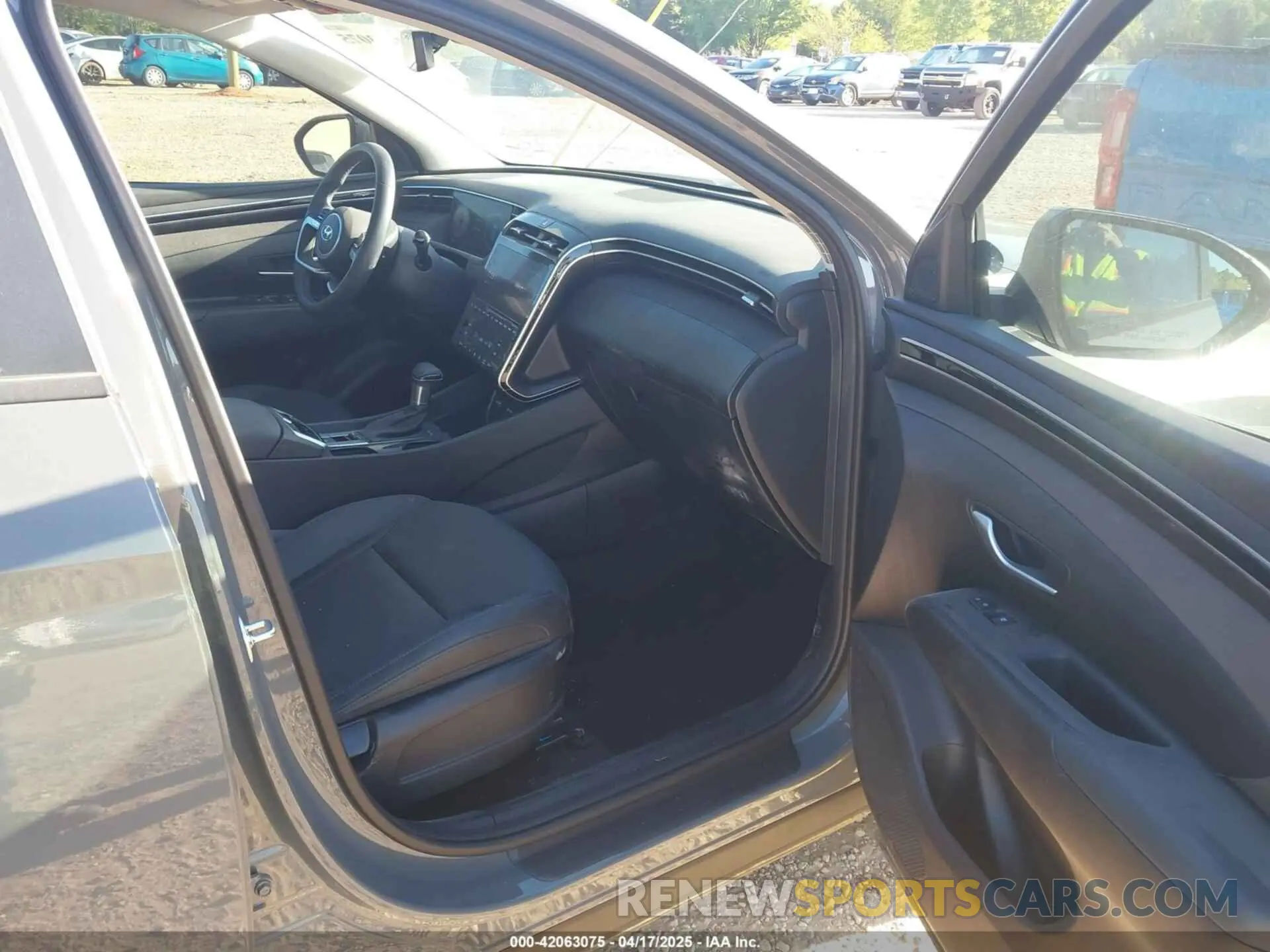 5 Photograph of a damaged car 5NMJF3DE3RH374156 HYUNDAI TUCSON 2024