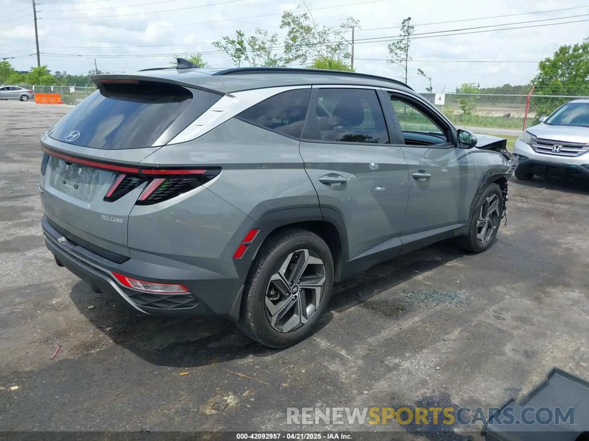 4 Photograph of a damaged car 5NMJF3DE4RH349430 HYUNDAI TUCSON 2024