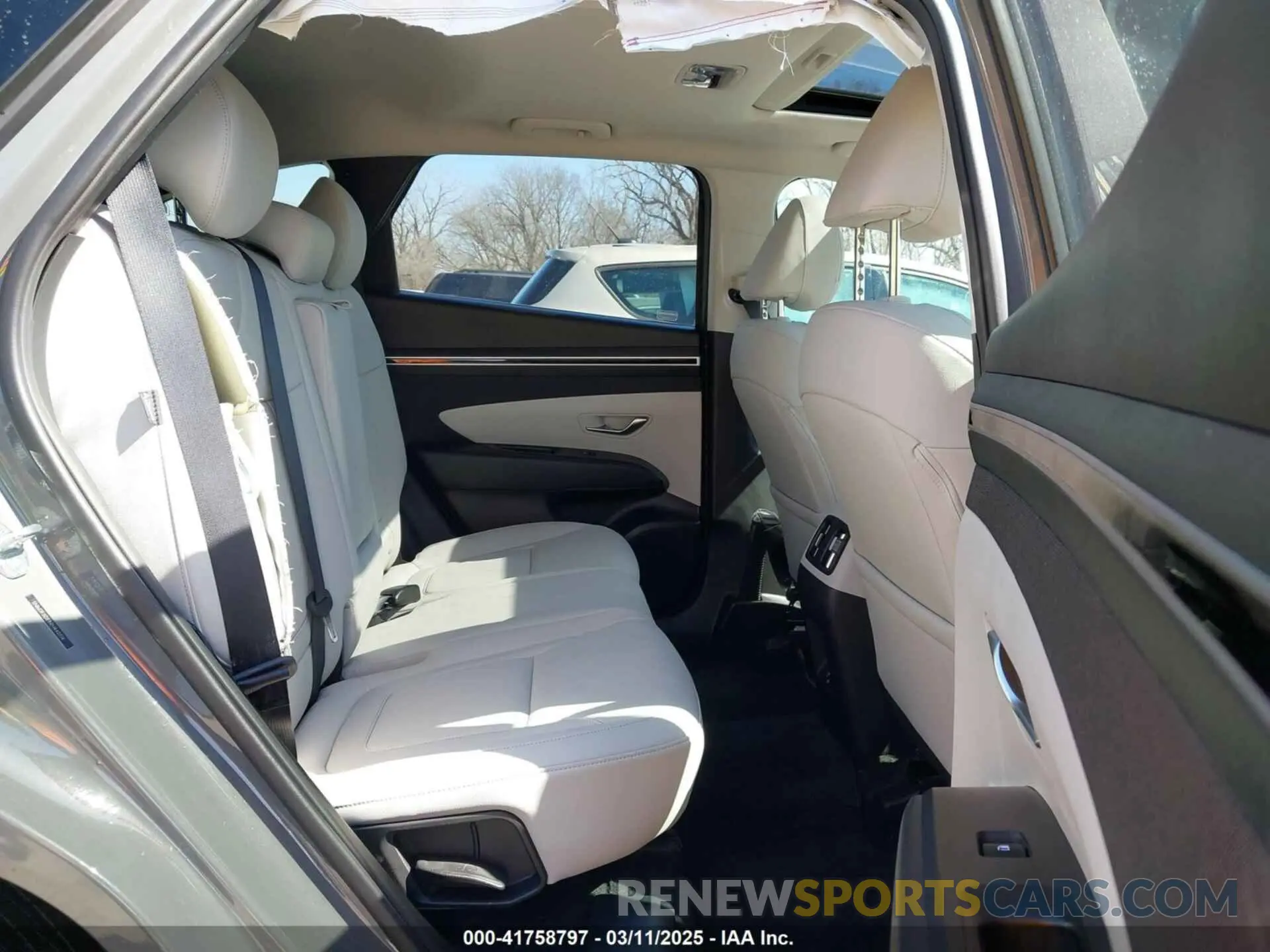 8 Photograph of a damaged car 5NMJF3DE8RH440314 HYUNDAI TUCSON 2024