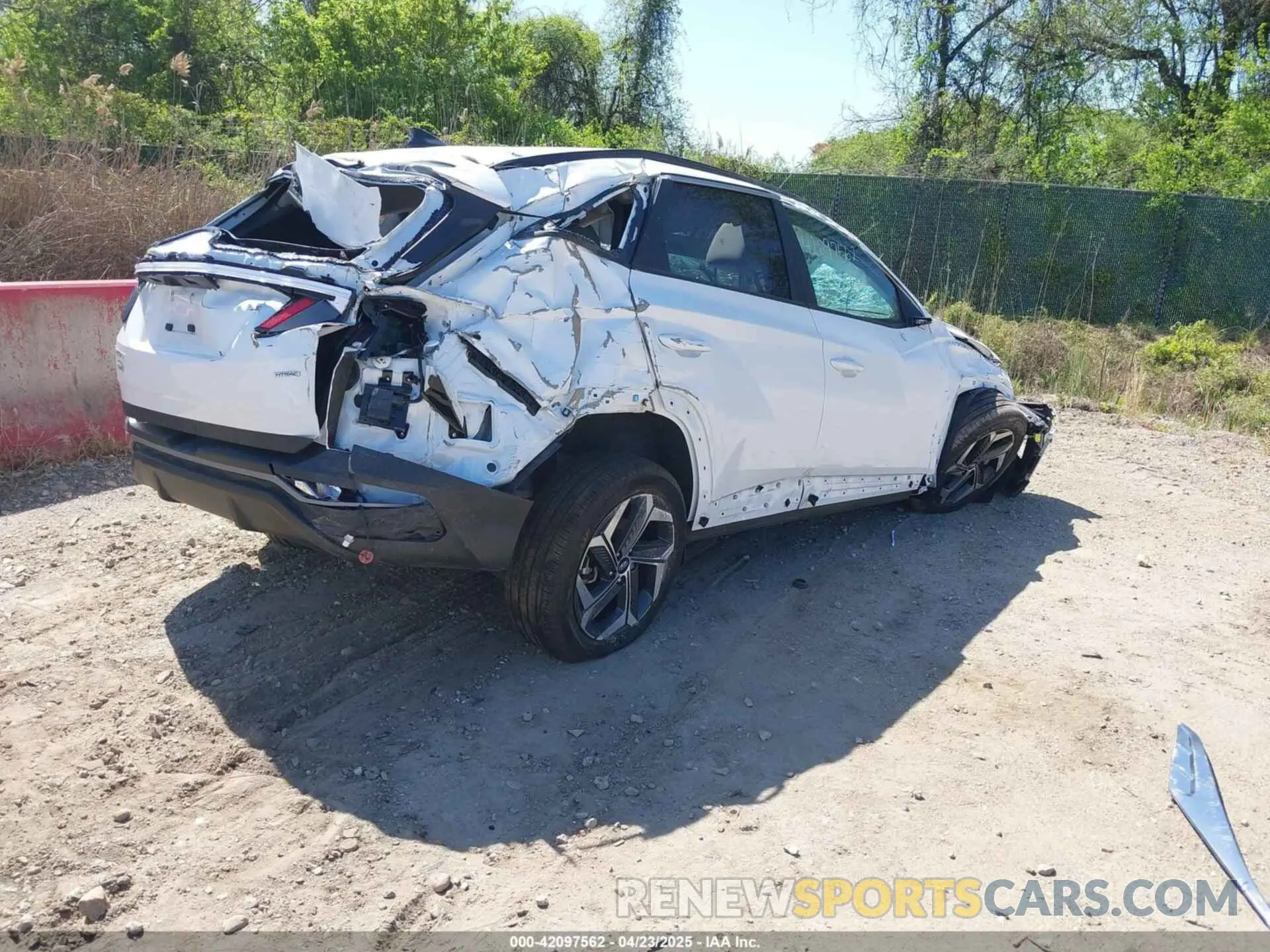 4 Photograph of a damaged car 5NMJFCDE4RH371525 HYUNDAI TUCSON 2024