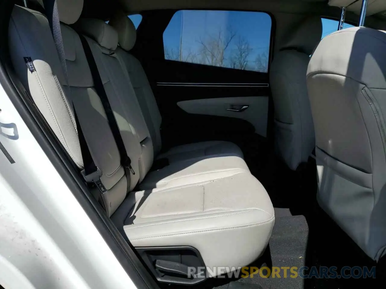 11 Photograph of a damaged car 5NMJFCDE5RH322026 HYUNDAI TUCSON 2024