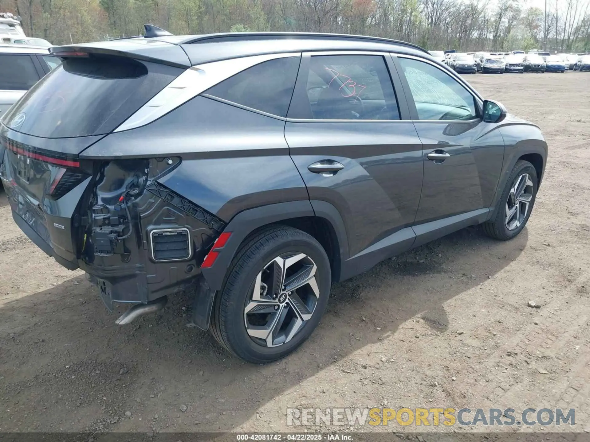 4 Photograph of a damaged car 5NMJFCDE7RH347235 HYUNDAI TUCSON 2024