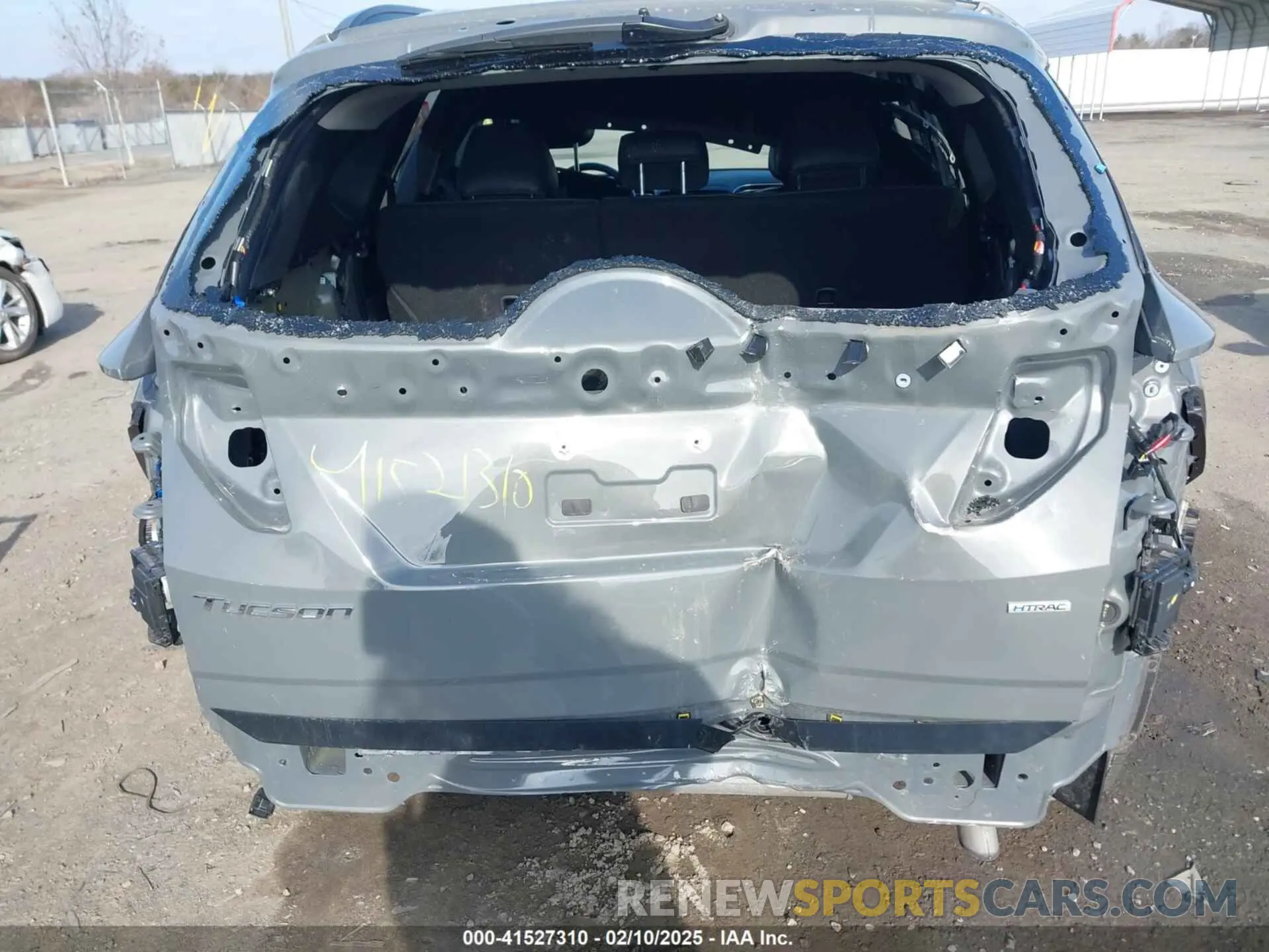 17 Photograph of a damaged car 5NMJFCDE9RH371147 HYUNDAI TUCSON 2024