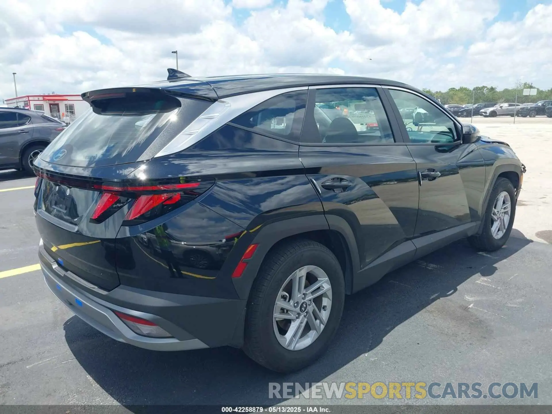 4 Photograph of a damaged car 5NMJA3DE2SH516176 HYUNDAI TUCSON 2025