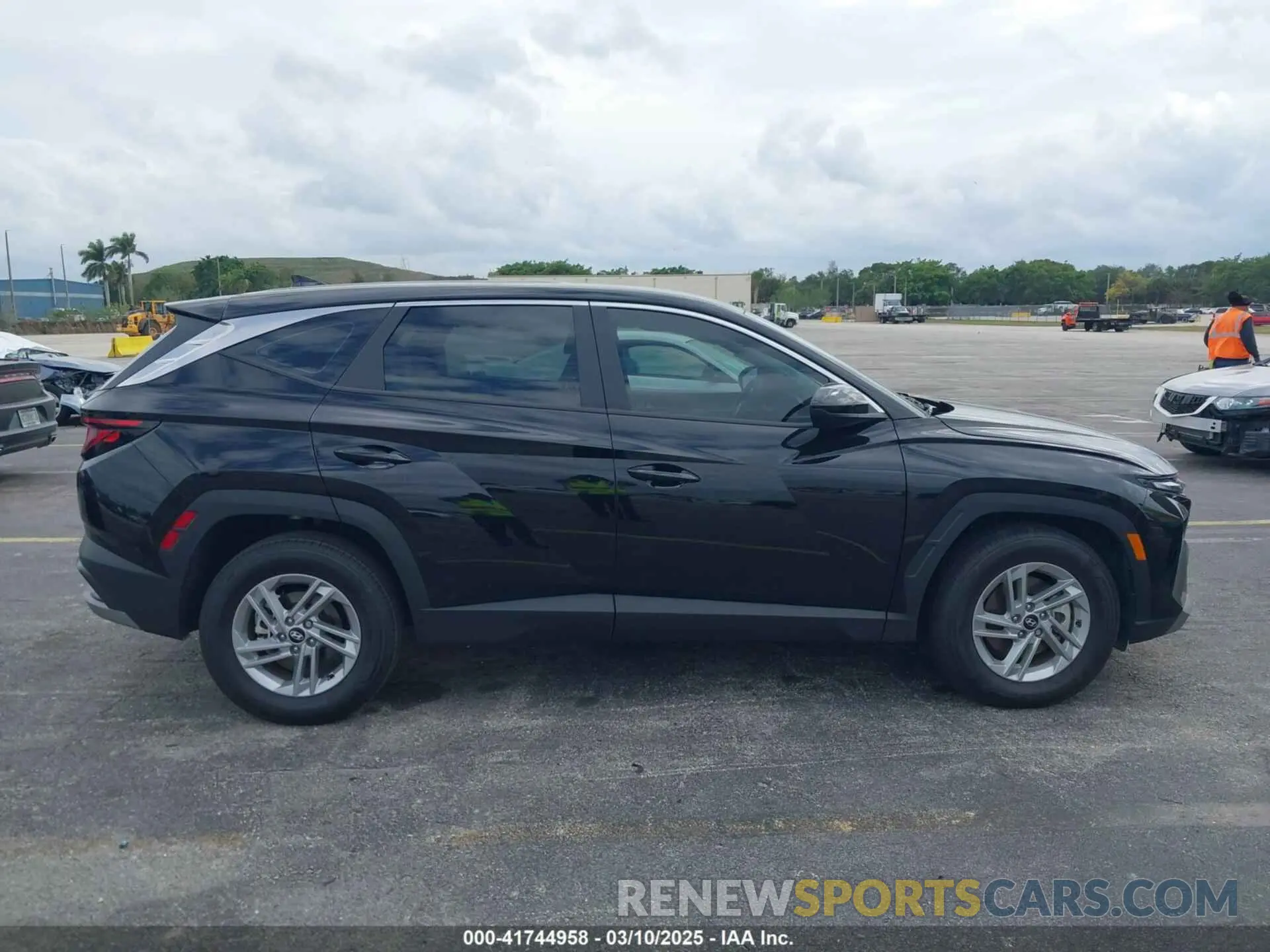 13 Photograph of a damaged car 5NMJA3DE5SH456569 HYUNDAI TUCSON 2025