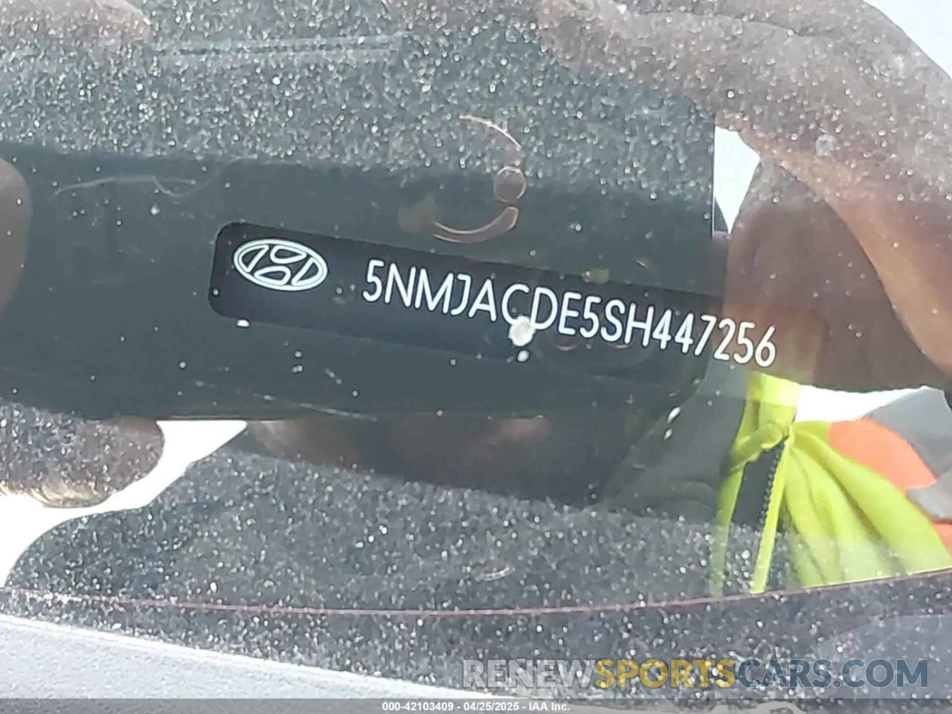 17 Photograph of a damaged car 5NMJACDE5SH447256 HYUNDAI TUCSON 2025