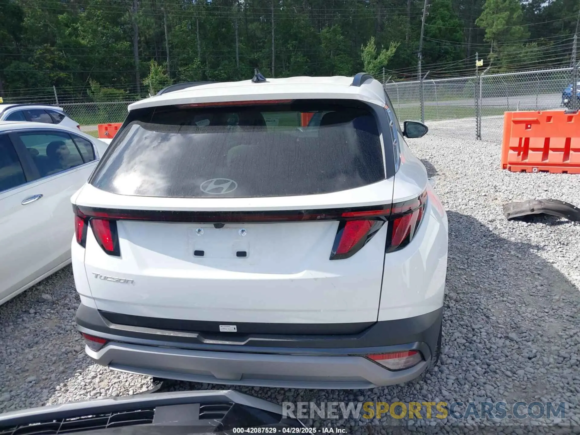 17 Photograph of a damaged car 5NMJB3DE2SH492894 HYUNDAI TUCSON 2025