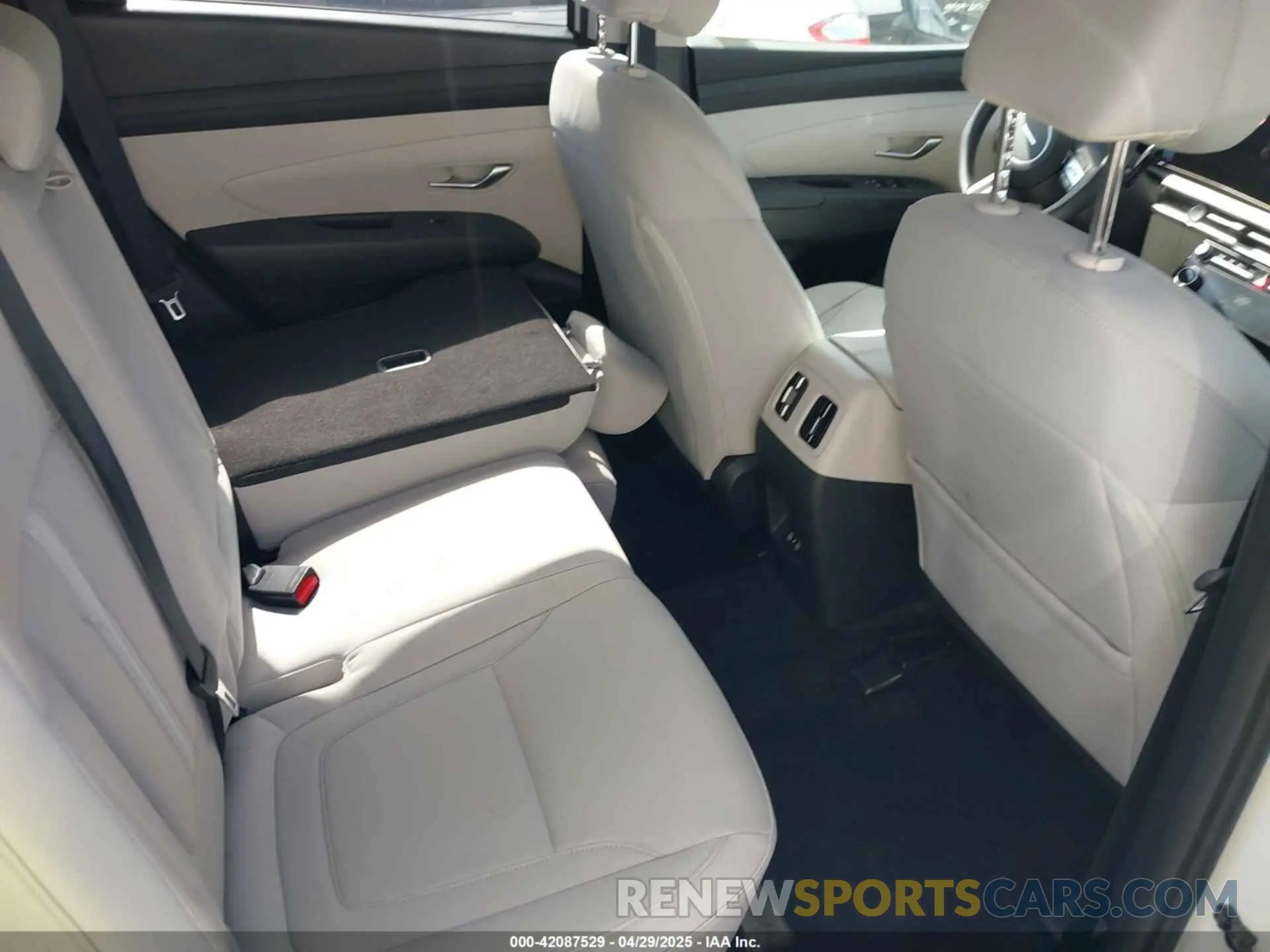 8 Photograph of a damaged car 5NMJB3DE2SH492894 HYUNDAI TUCSON 2025