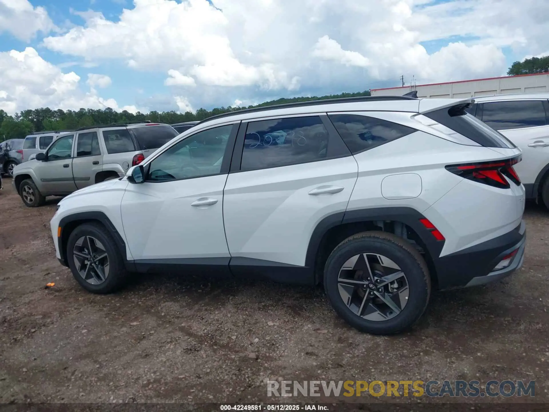 14 Photograph of a damaged car 5NMJB3DE2SH543942 HYUNDAI TUCSON 2025