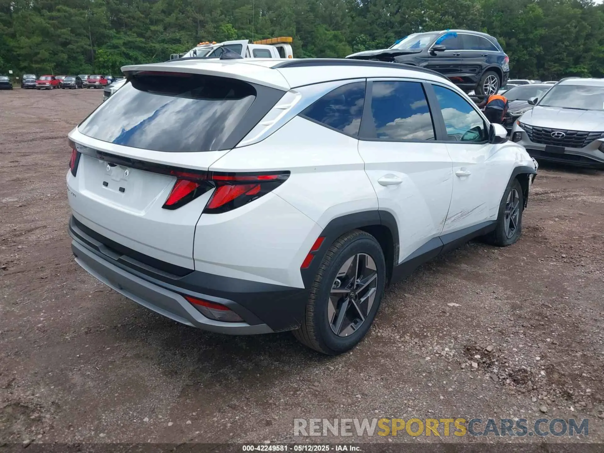 4 Photograph of a damaged car 5NMJB3DE2SH543942 HYUNDAI TUCSON 2025