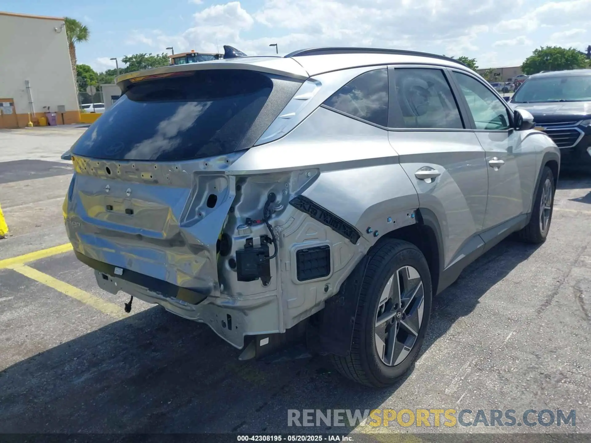 4 Photograph of a damaged car 5NMJB3DE5SH444239 HYUNDAI TUCSON 2025