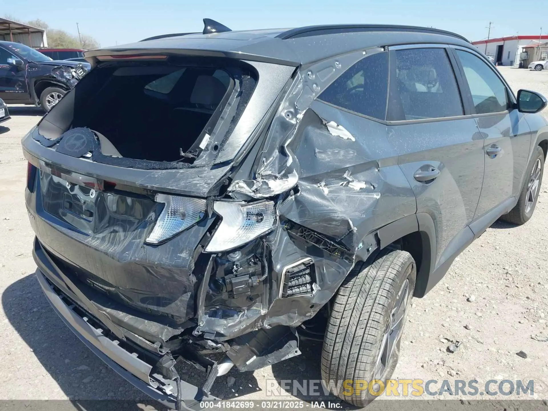 4 Photograph of a damaged car 5NMJB3DE7SH508748 HYUNDAI TUCSON 2025