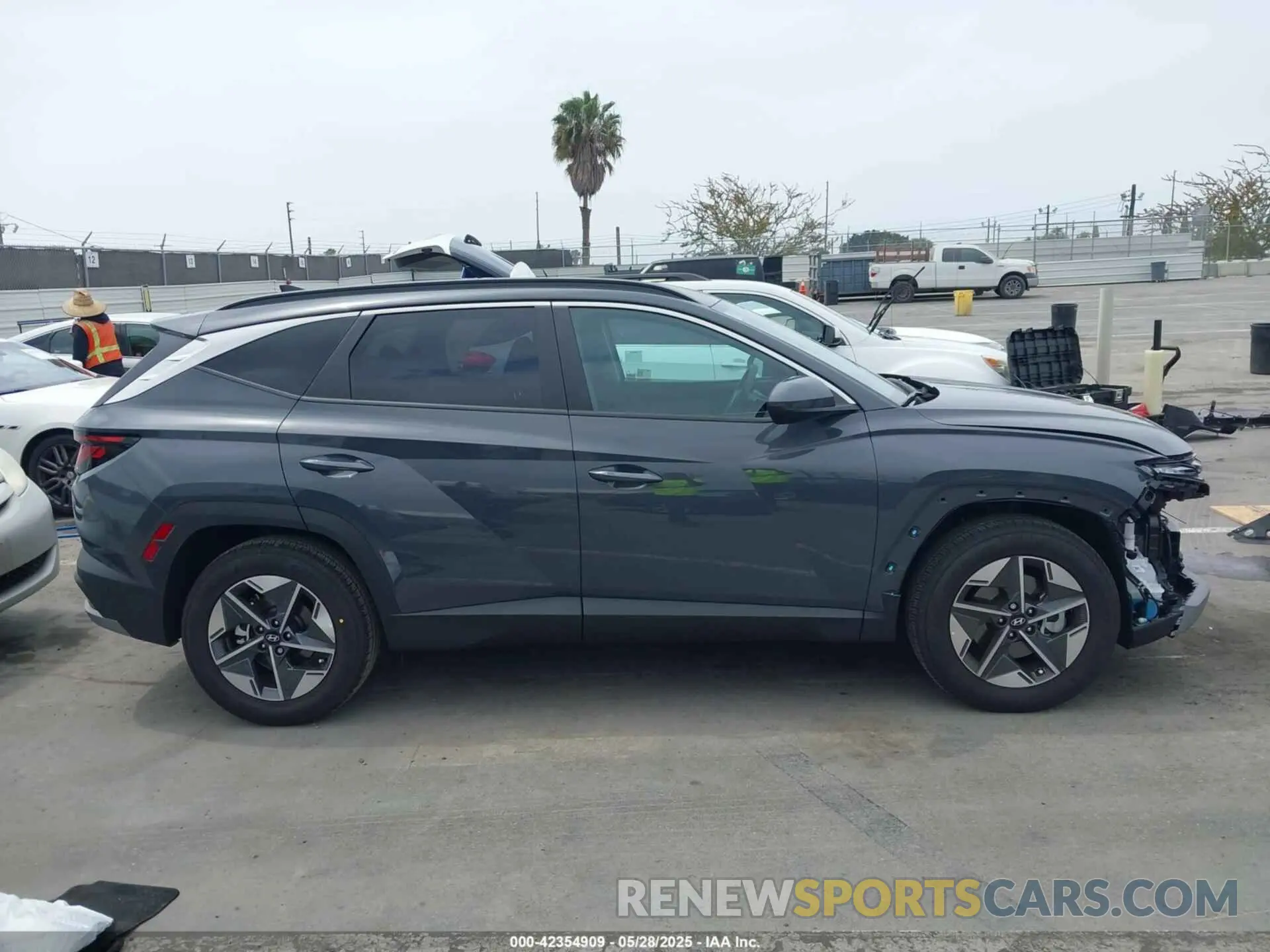 14 Photograph of a damaged car 5NMJB3DE9SH497414 HYUNDAI TUCSON 2025