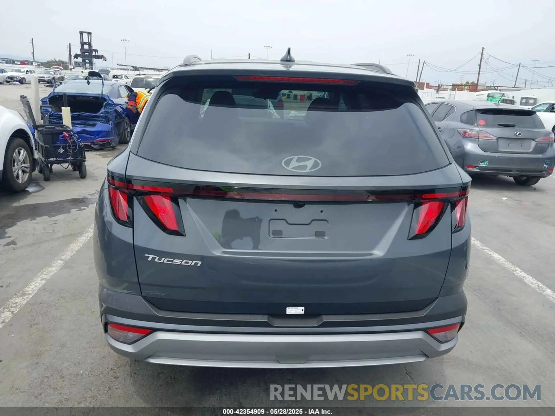 17 Photograph of a damaged car 5NMJB3DE9SH497414 HYUNDAI TUCSON 2025