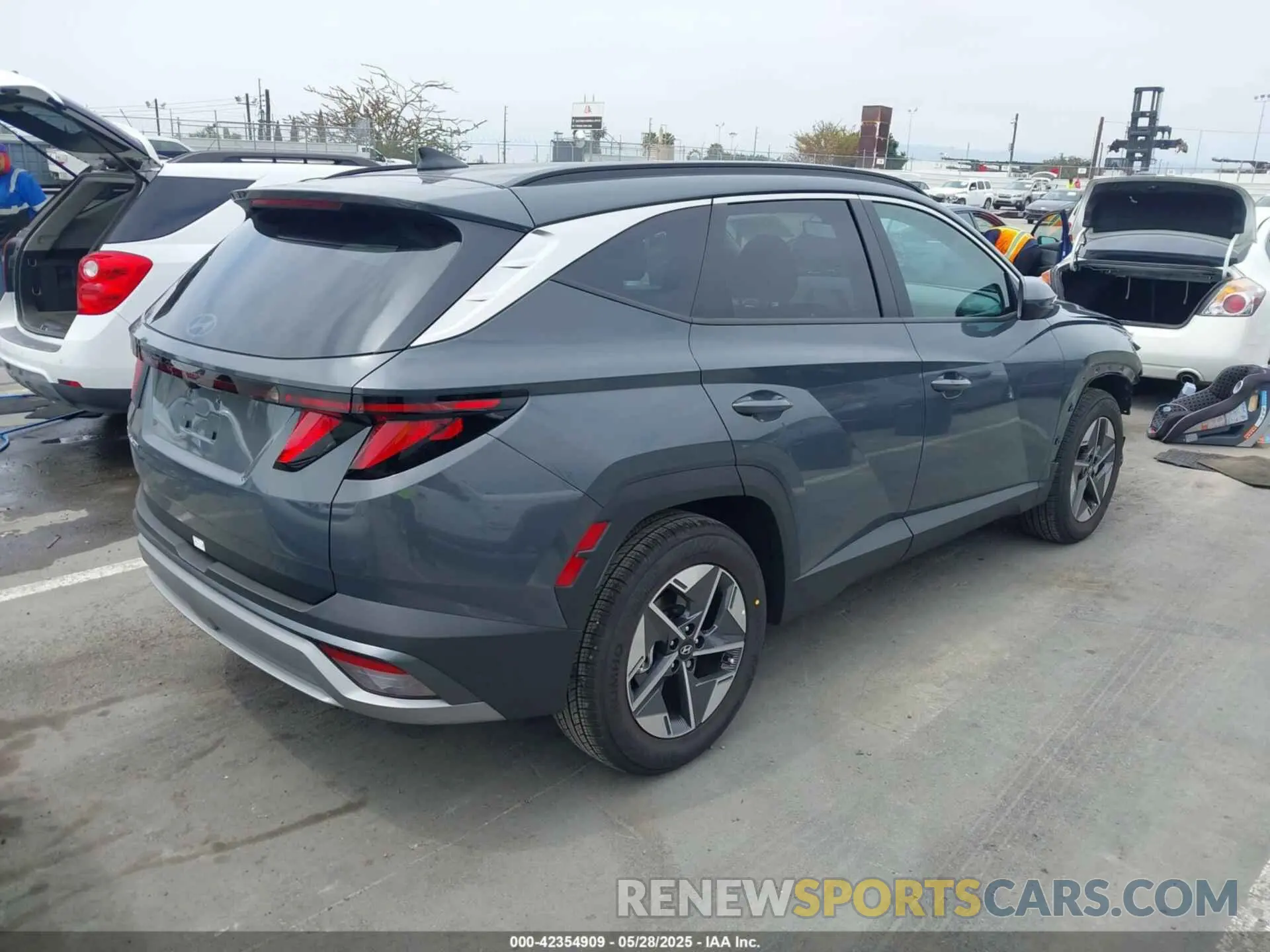 4 Photograph of a damaged car 5NMJB3DE9SH497414 HYUNDAI TUCSON 2025