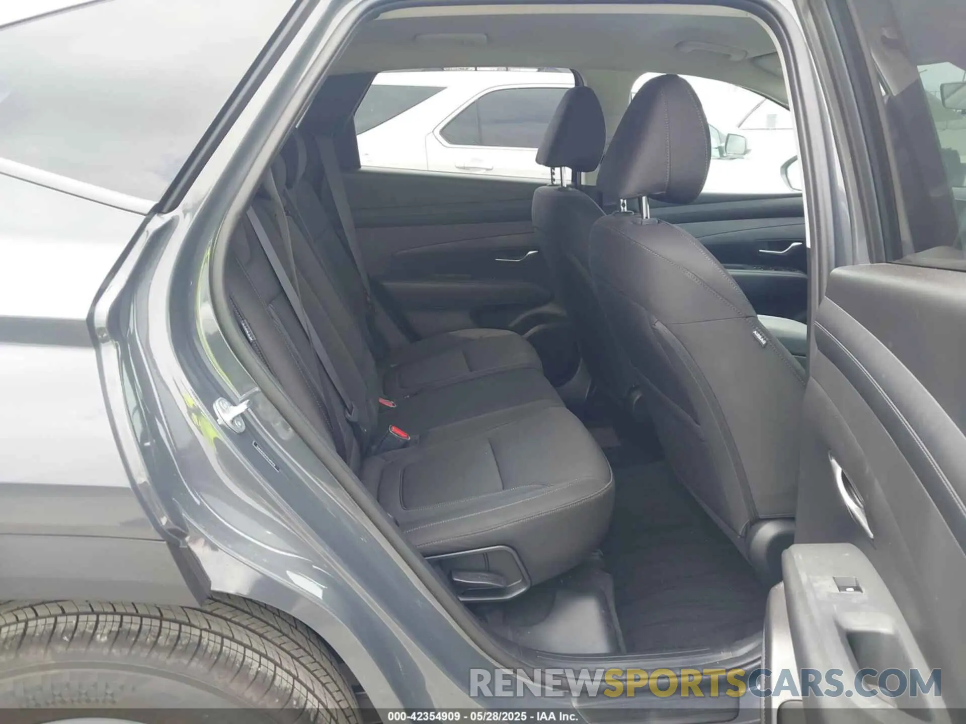 8 Photograph of a damaged car 5NMJB3DE9SH497414 HYUNDAI TUCSON 2025