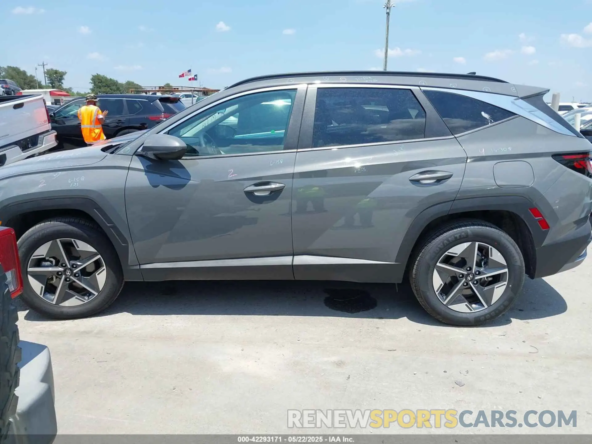 14 Photograph of a damaged car 5NMJBCDE3SH508729 HYUNDAI TUCSON 2025