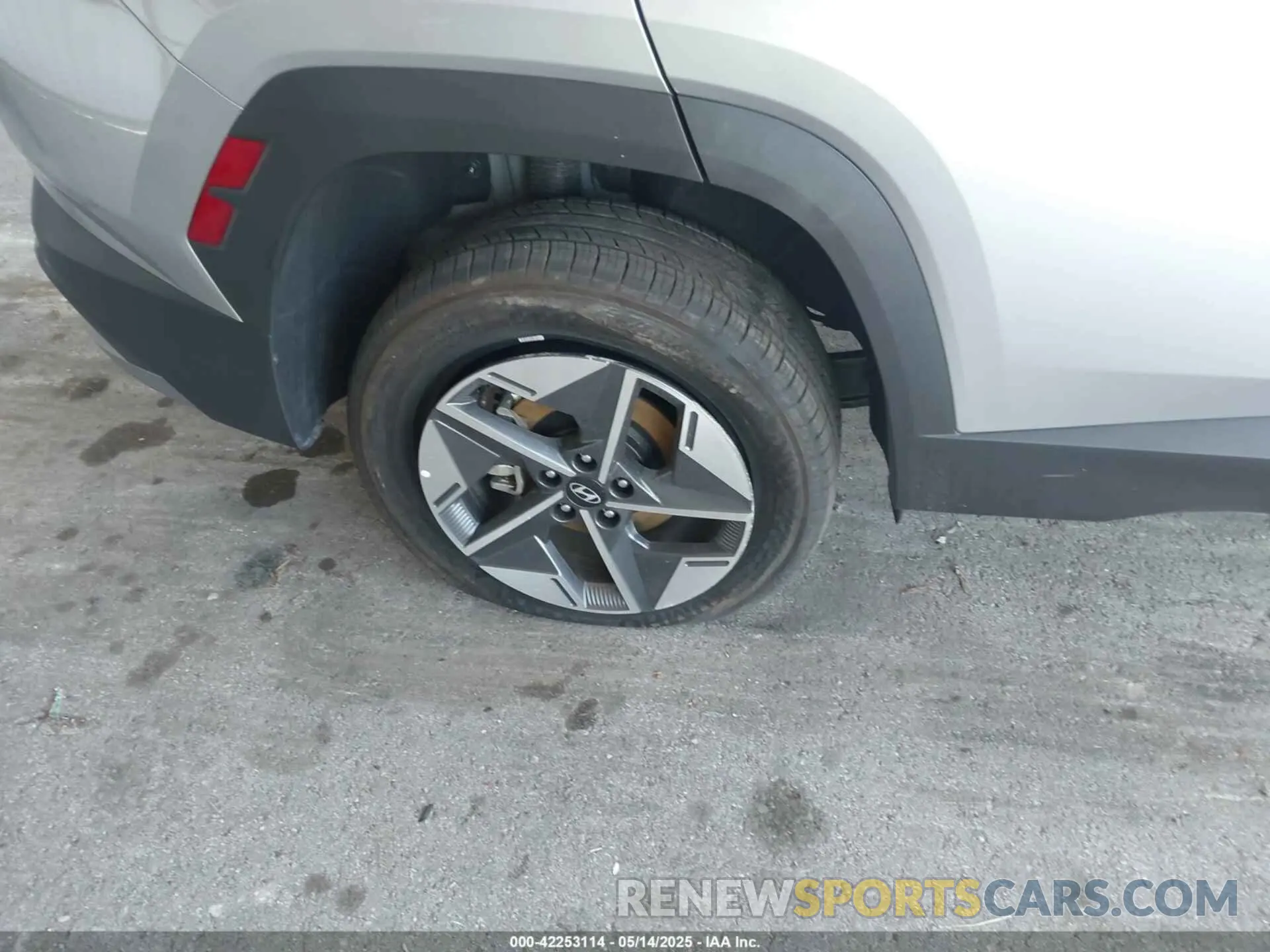 18 Photograph of a damaged car 5NMJBCDE4SH491102 HYUNDAI TUCSON 2025