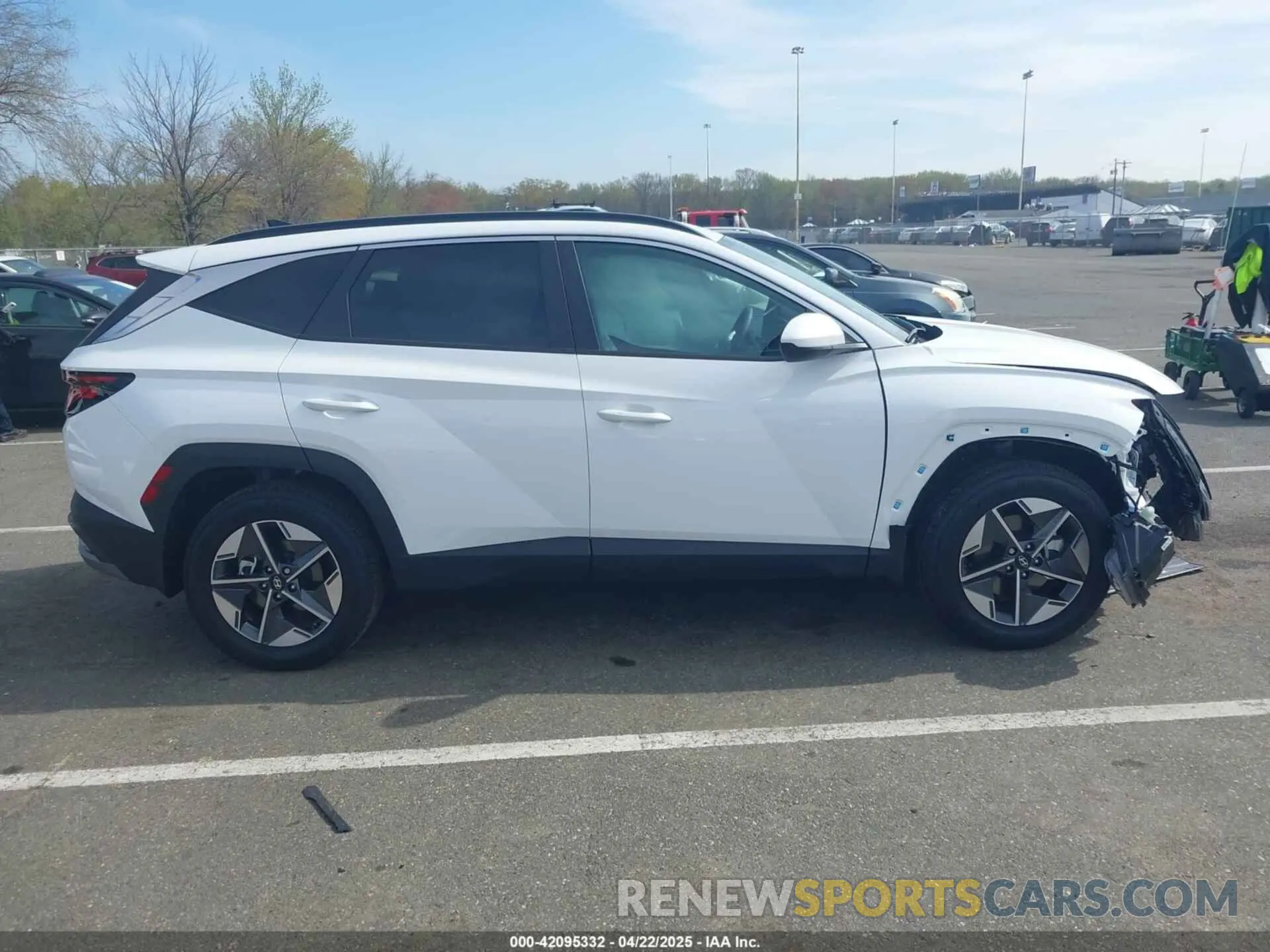 14 Photograph of a damaged car 5NMJBCDE4SH513695 HYUNDAI TUCSON 2025