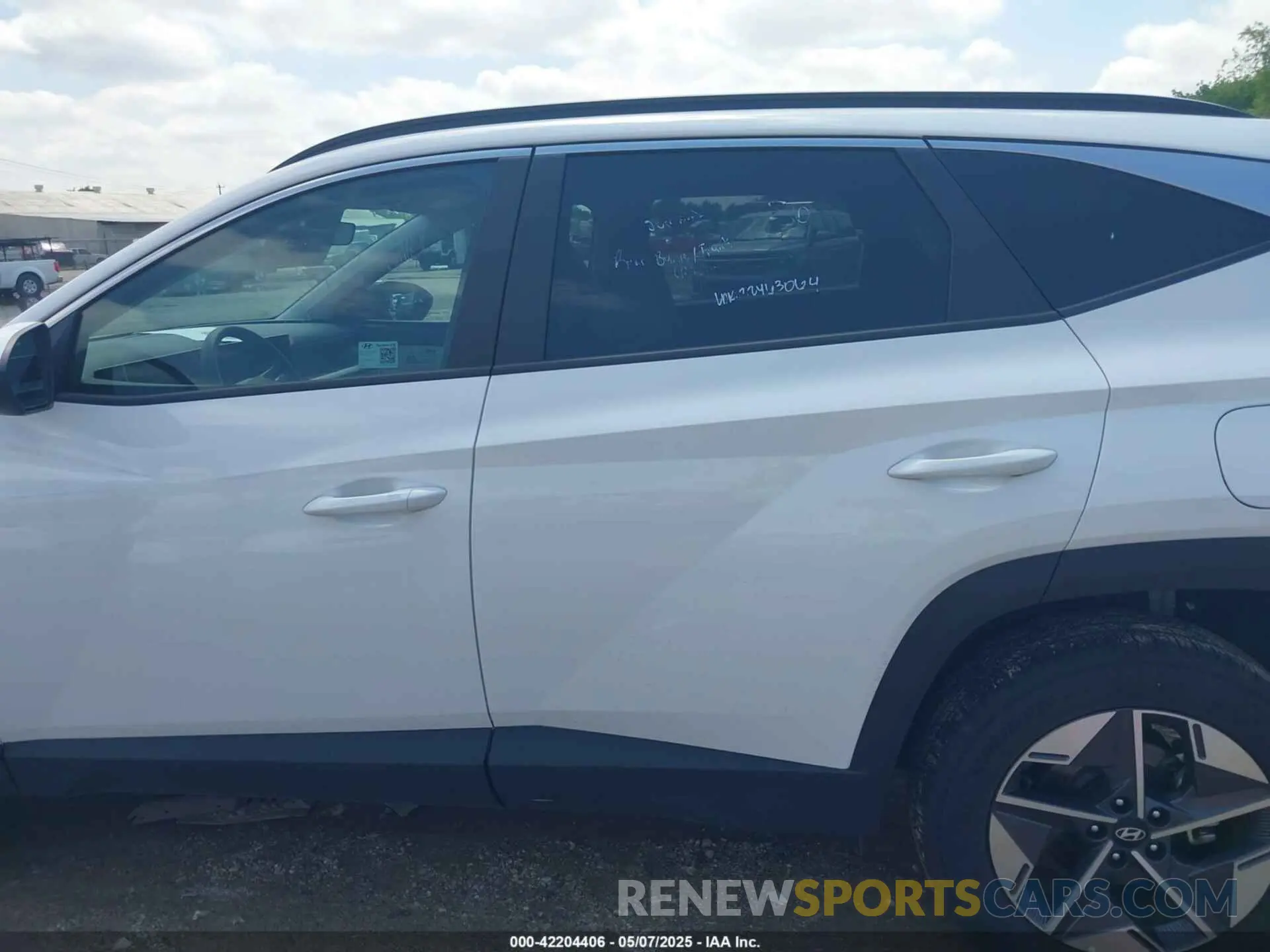 14 Photograph of a damaged car 5NMJBCDE7SH496648 HYUNDAI TUCSON 2025