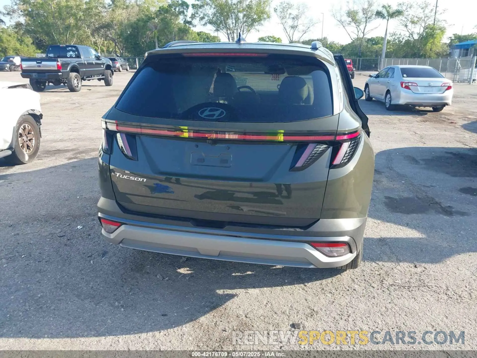 16 Photograph of a damaged car 5NMJC3DE0SH452214 HYUNDAI TUCSON 2025