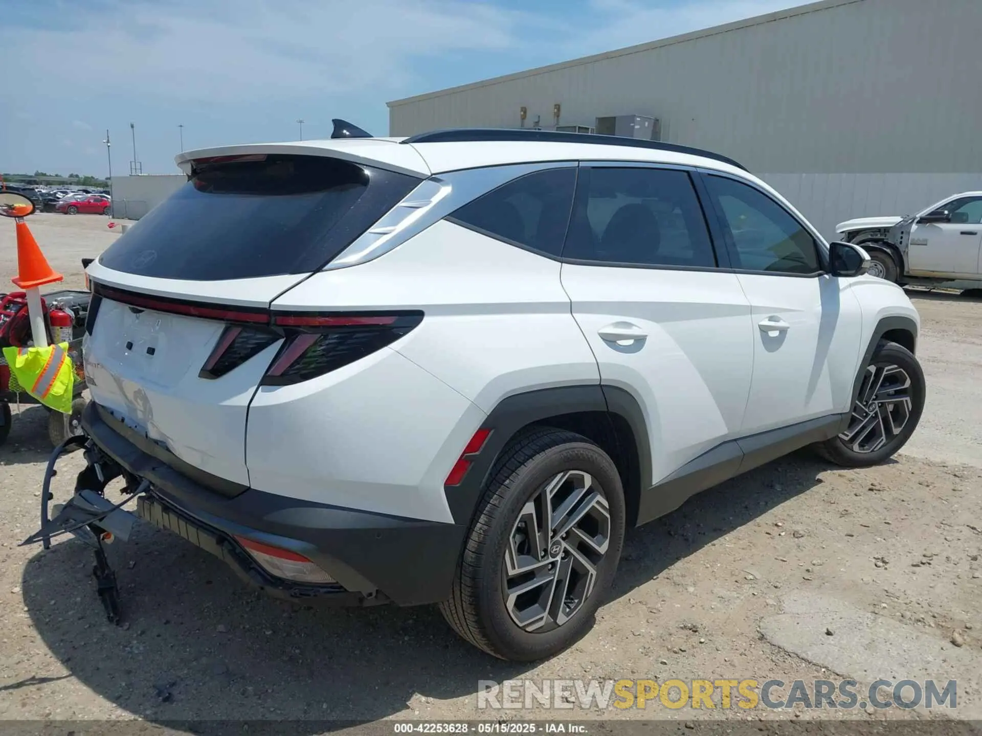 4 Photograph of a damaged car 5NMJE3DE6SH494039 HYUNDAI TUCSON 2025