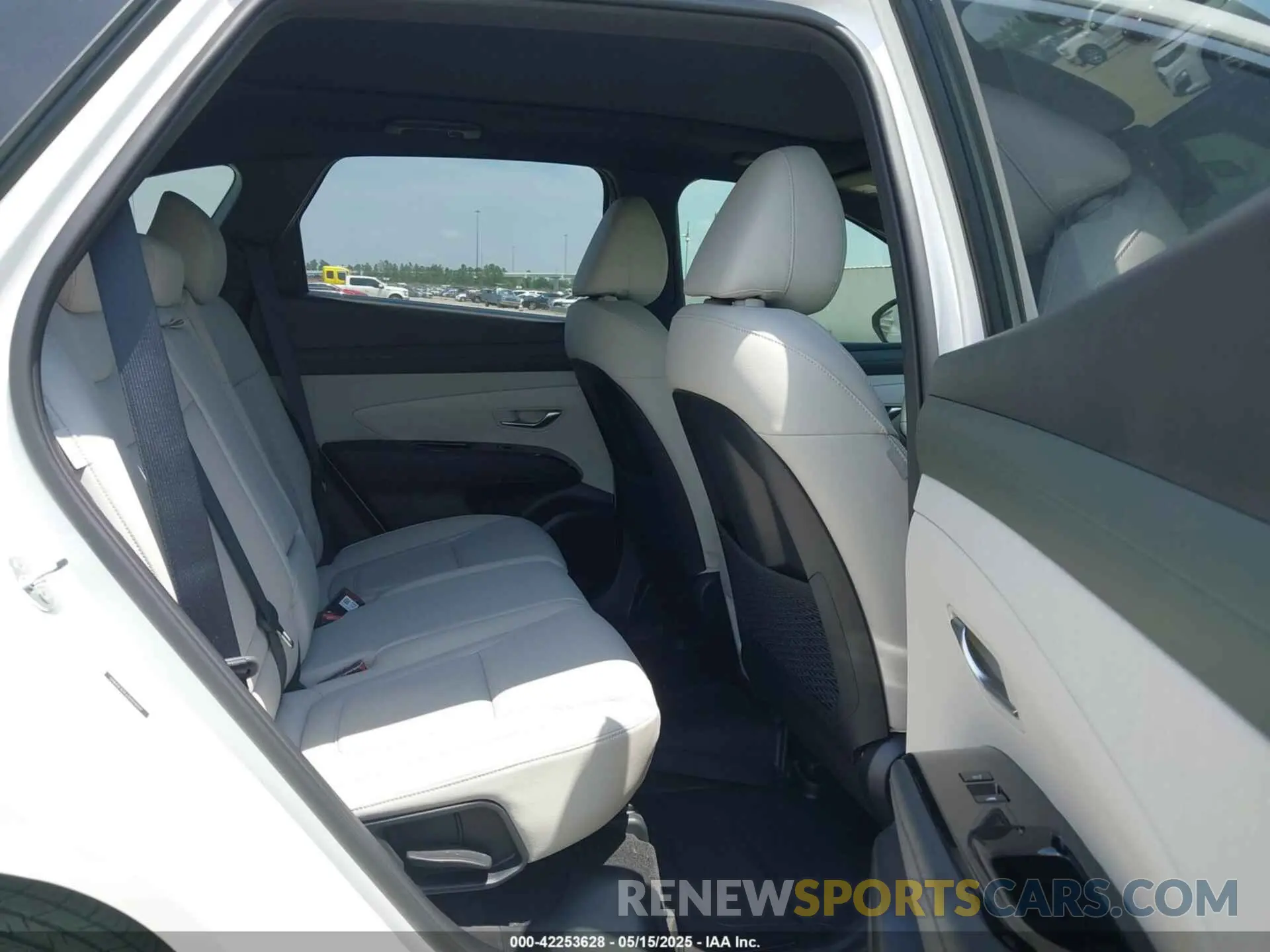 8 Photograph of a damaged car 5NMJE3DE6SH494039 HYUNDAI TUCSON 2025