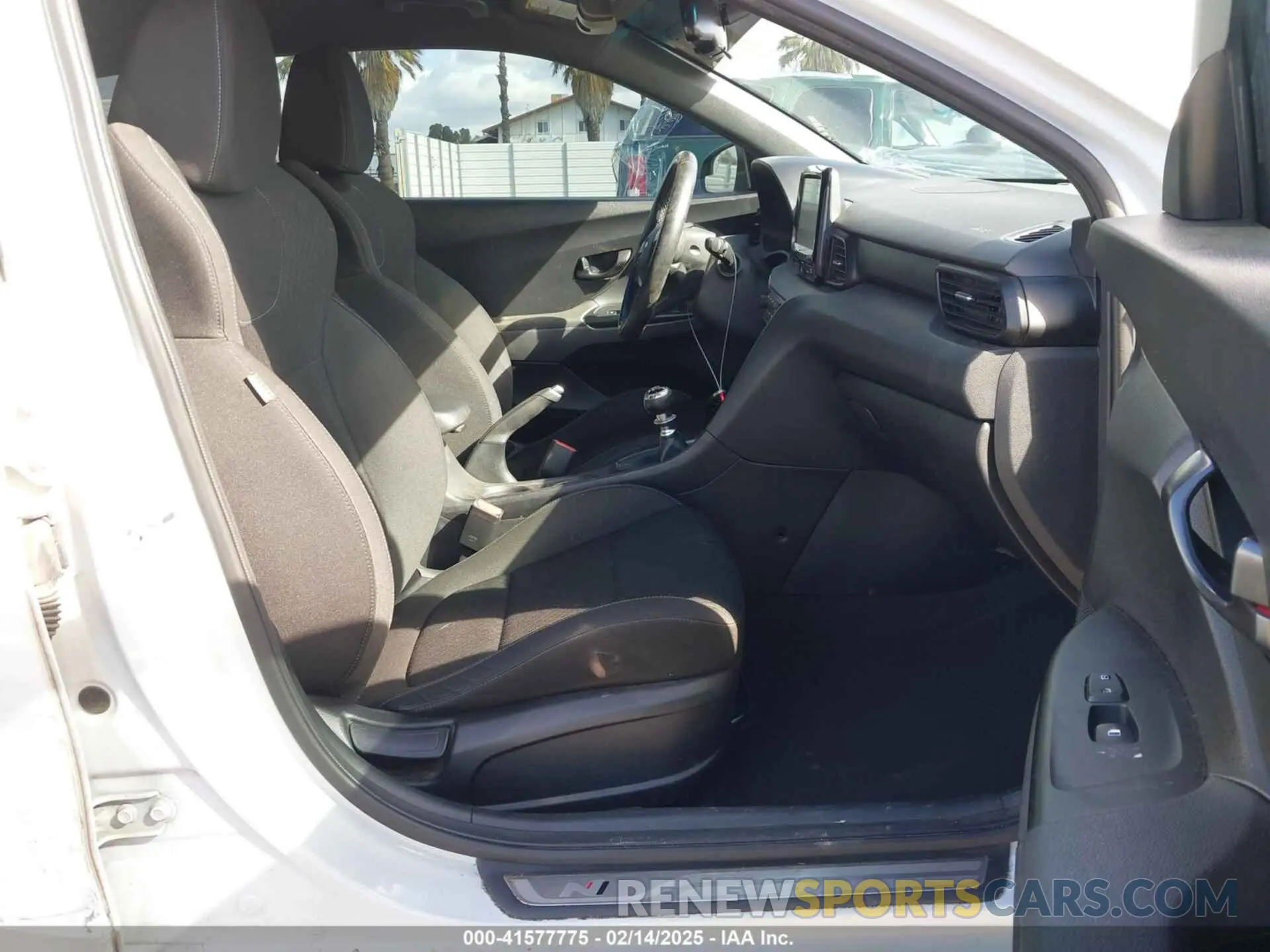 5 Photograph of a damaged car KMHT36AH6KU001916 HYUNDAI VELOSTER 2019