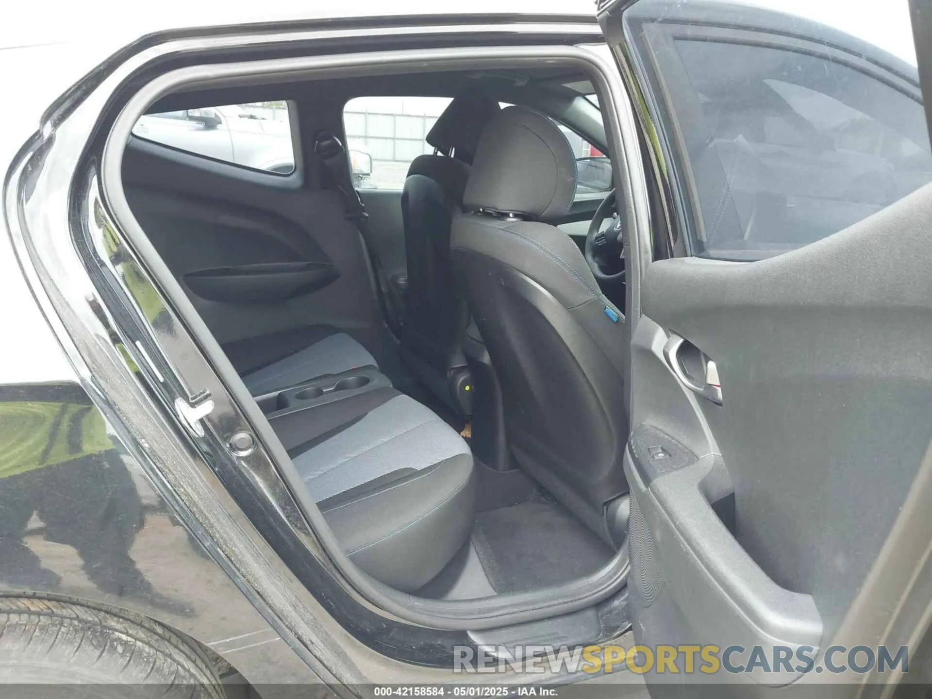 8 Photograph of a damaged car KMHTG6AF4KU010391 HYUNDAI VELOSTER 2019