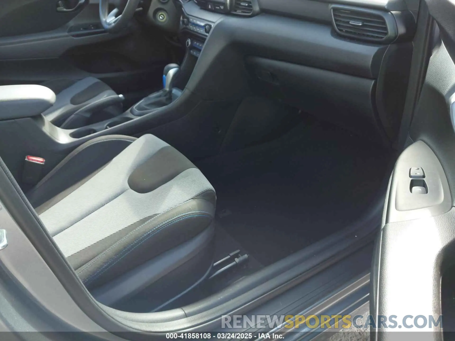 5 Photograph of a damaged car KMHTG6AF8KU010975 HYUNDAI VELOSTER 2019