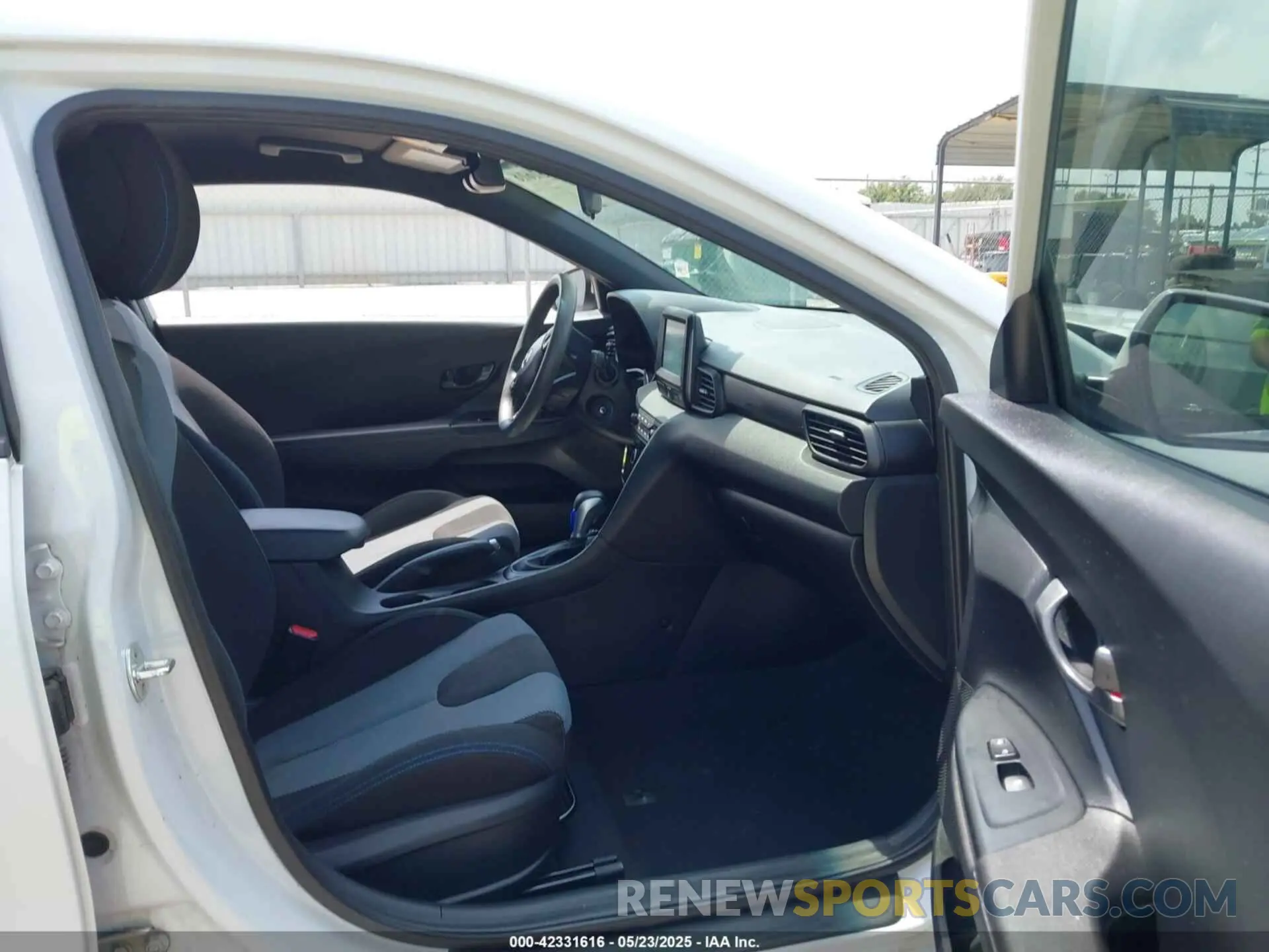 5 Photograph of a damaged car KMHTG6AF0LU029621 HYUNDAI VELOSTER 2020